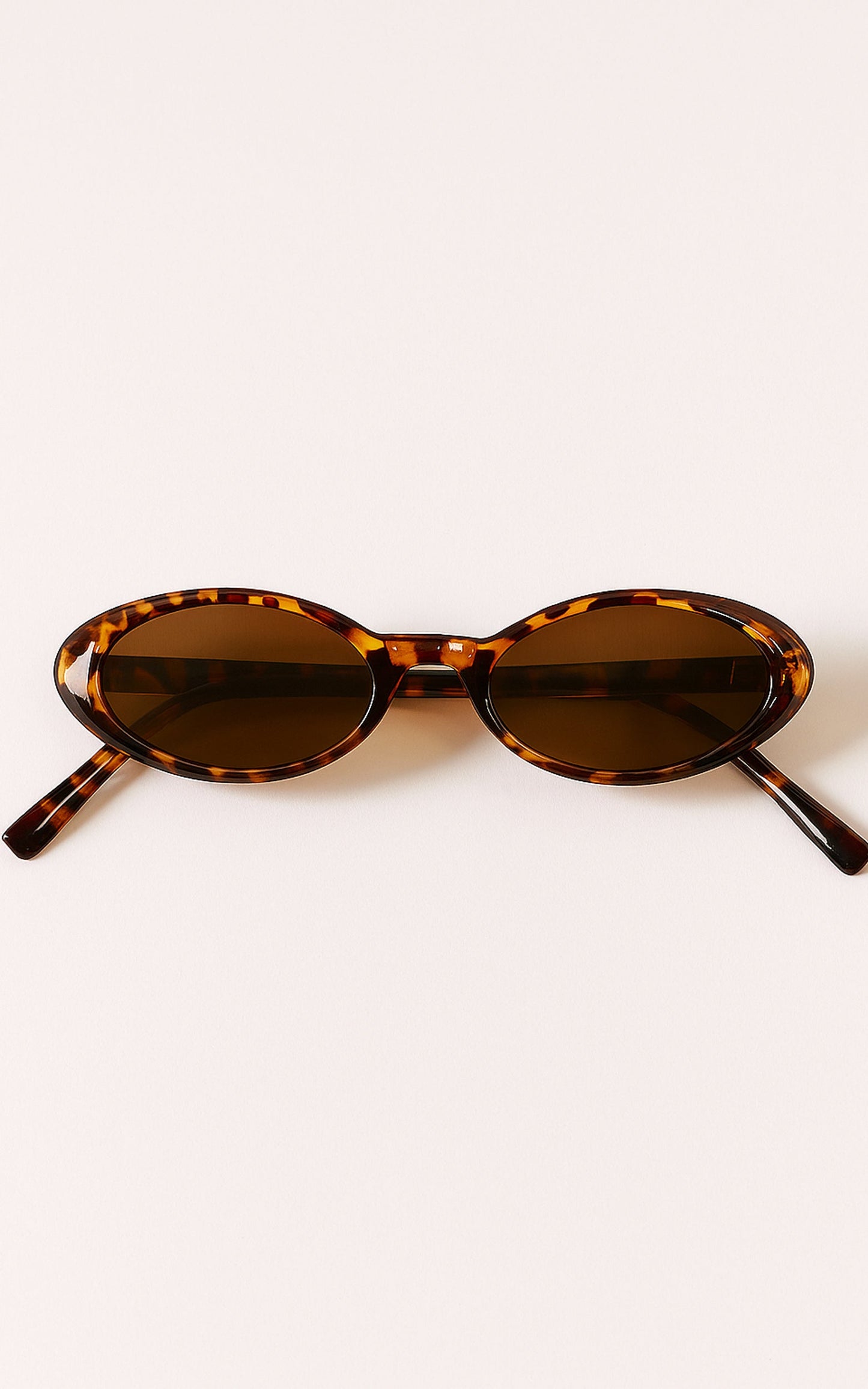 Ezra Thin Oval Sunglasses in Tort