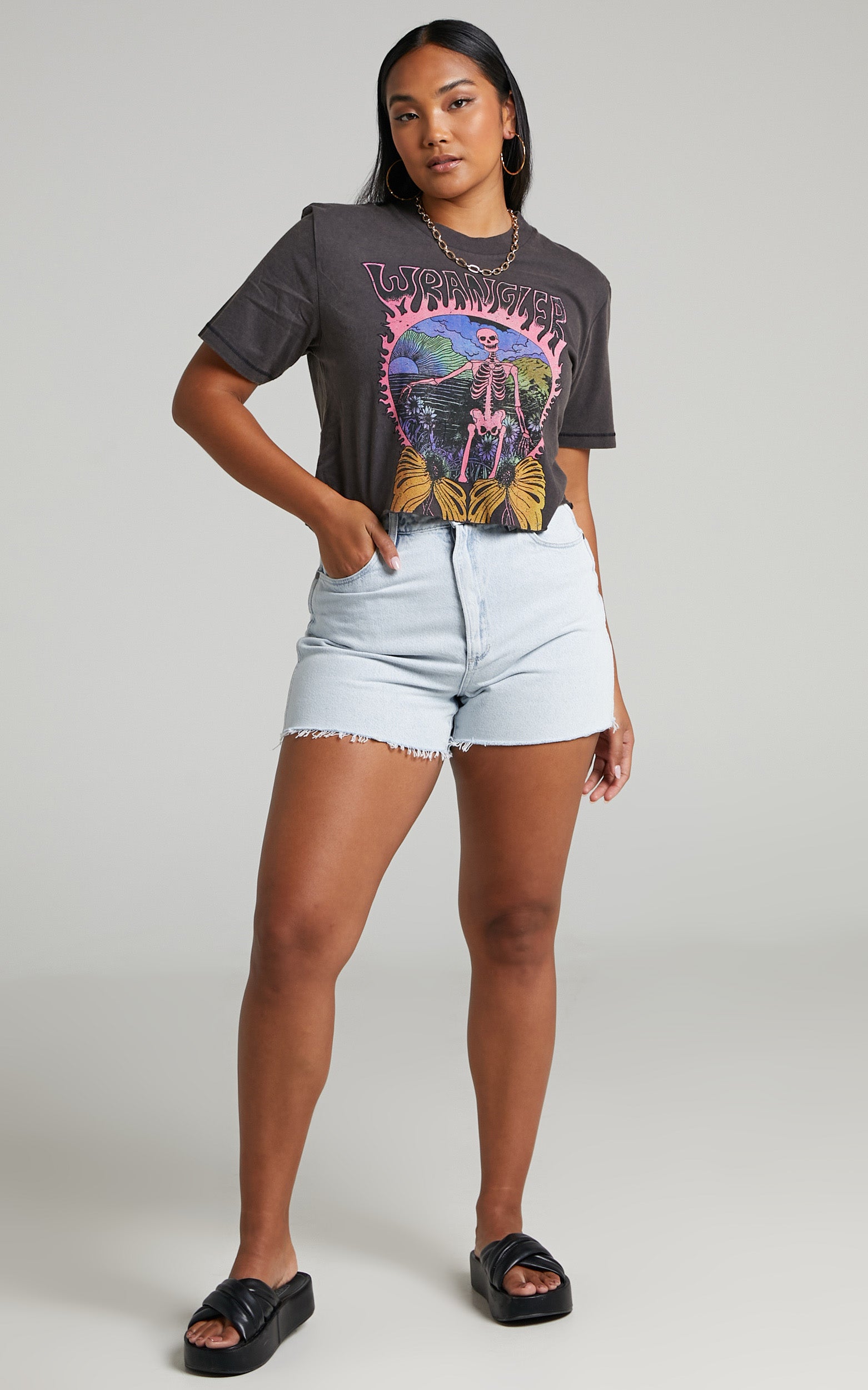 Wrangler - FLORAL BONES CROP TEE in Worn  Black