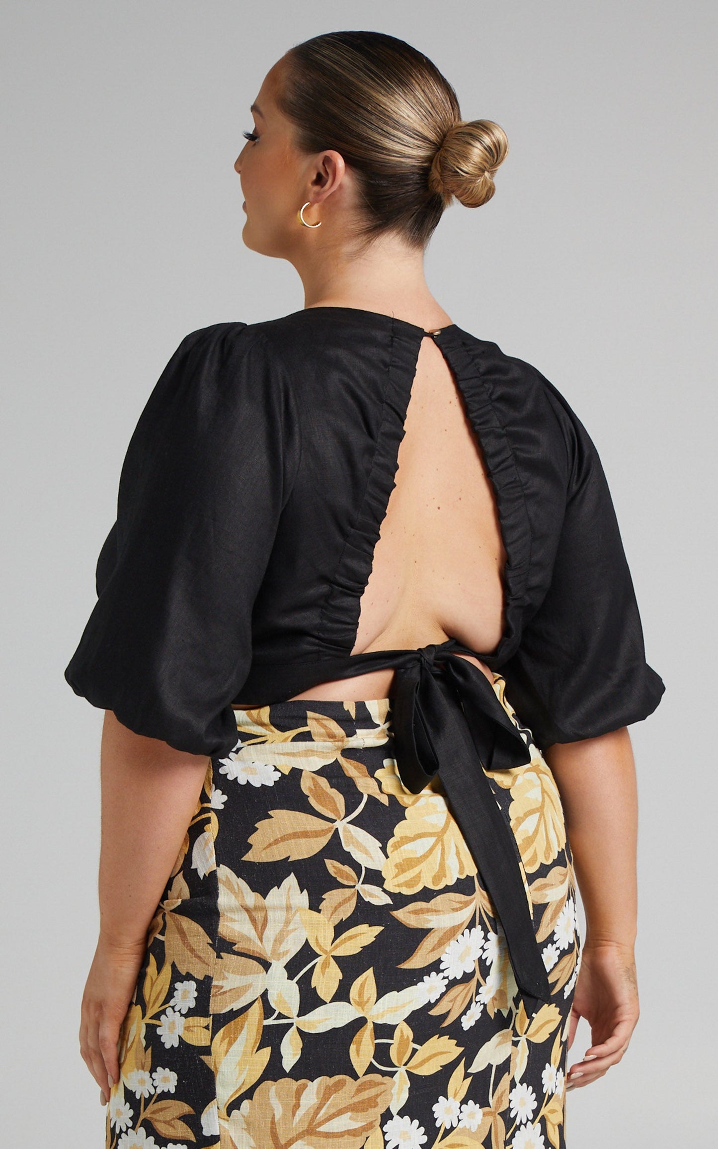 Amalie The Label - Bethy Linen Balloon Sleeve Crop Linen Top in Black