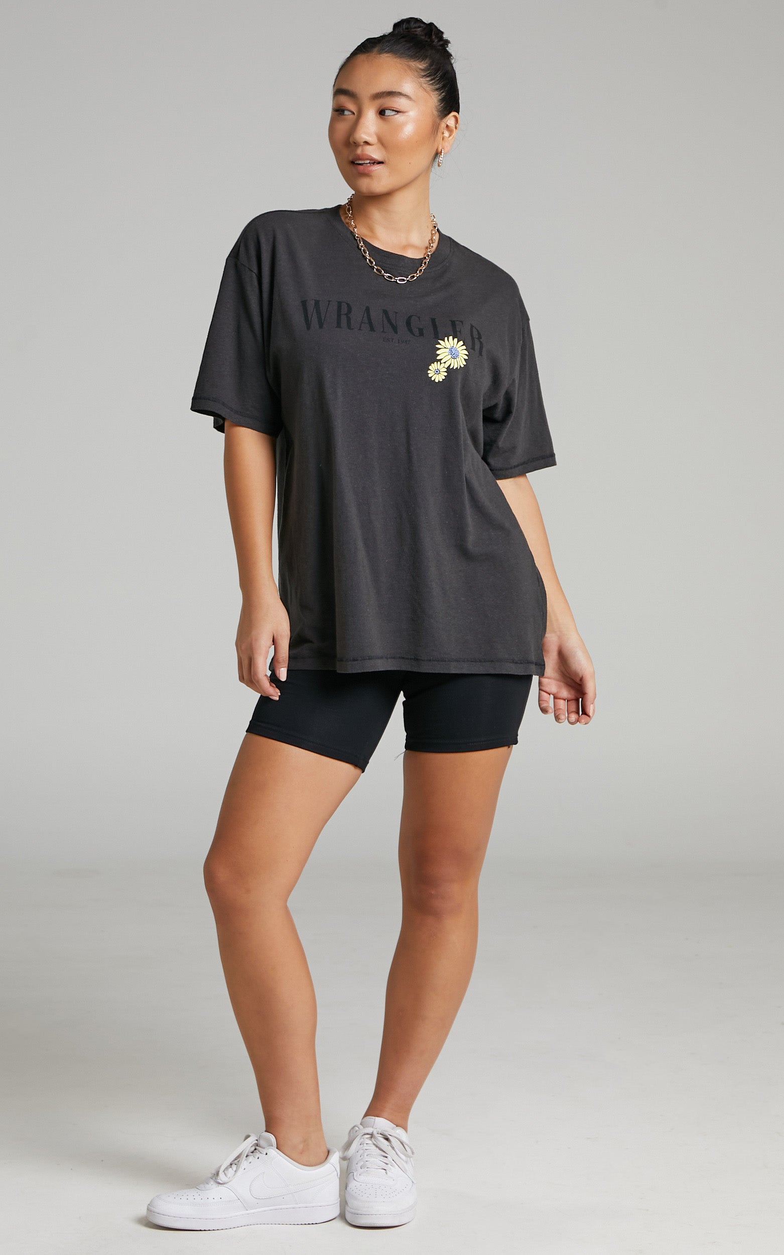 Wrangler - Daisy Logo Tee in Worn  Black