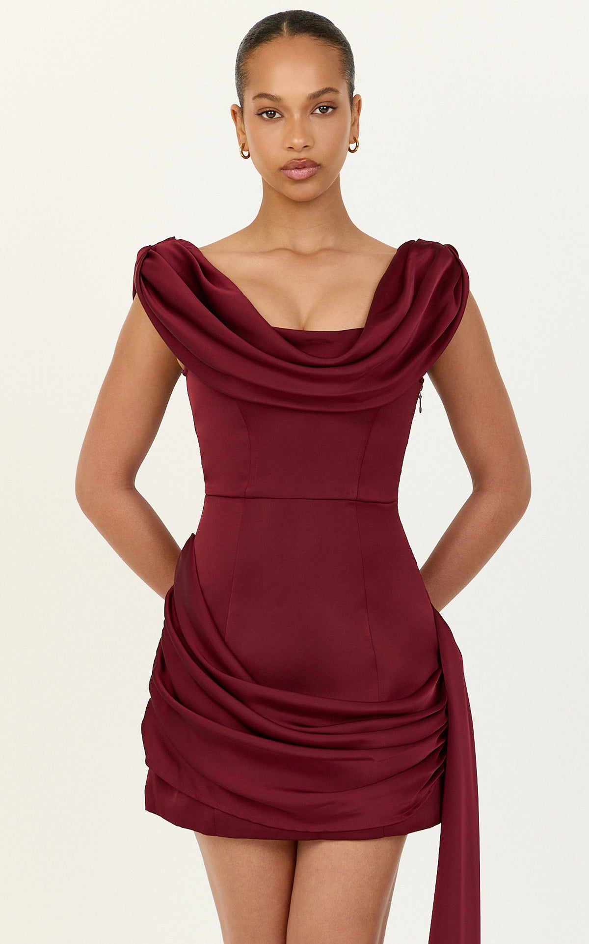 Joni Minikleid – schulterfreies, drapiertes Kleid mit Taillengürtel in Weinrot