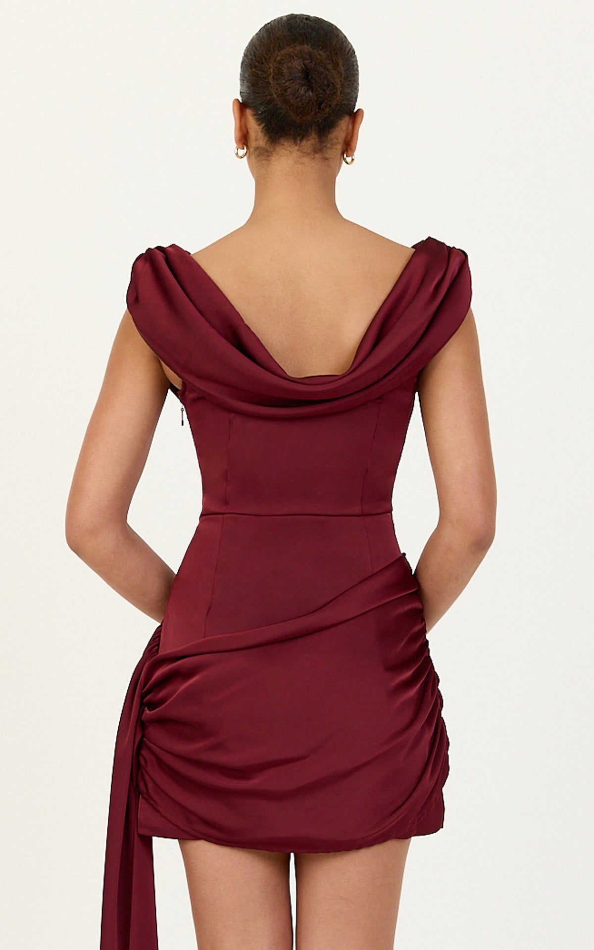 Joni Minikleid – schulterfreies, drapiertes Kleid mit Taillengürtel in Weinrot