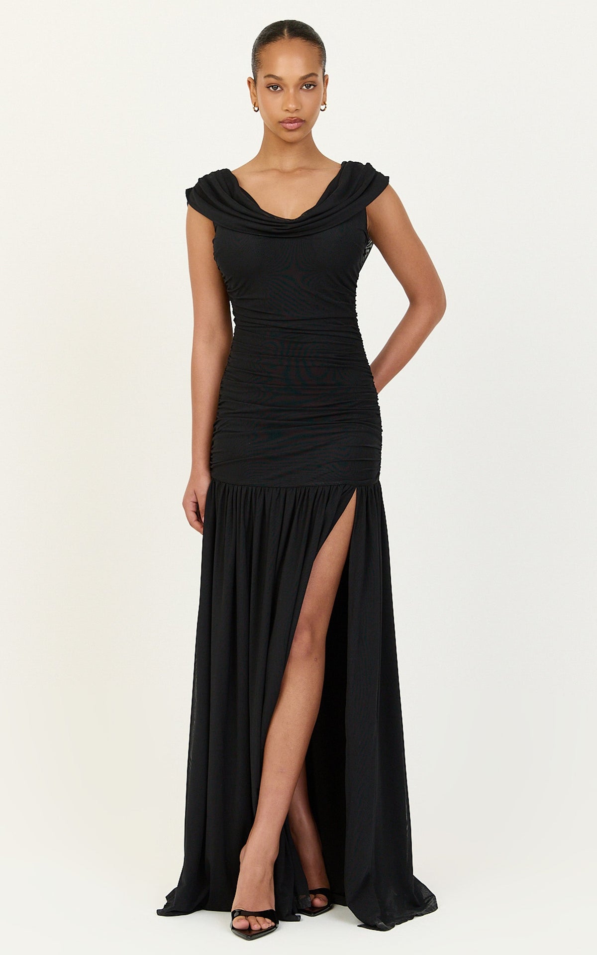 Lume Maxikleid – gerafftes Kleid mit Carmenausschnitt, tiefer Taille und Bindedetail in Schwarz