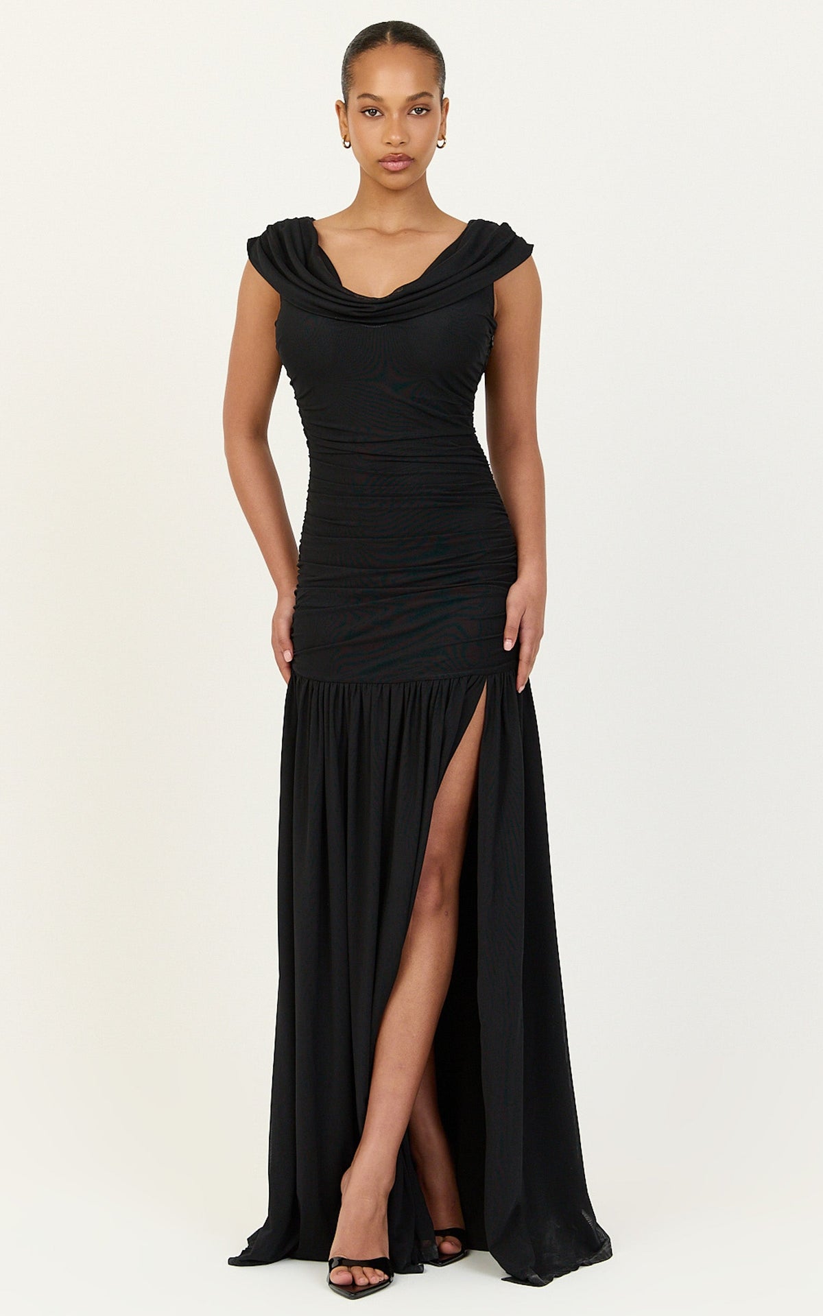 Lume Maxikleid – gerafftes Kleid mit Carmenausschnitt, tiefer Taille und Bindedetail in Schwarz