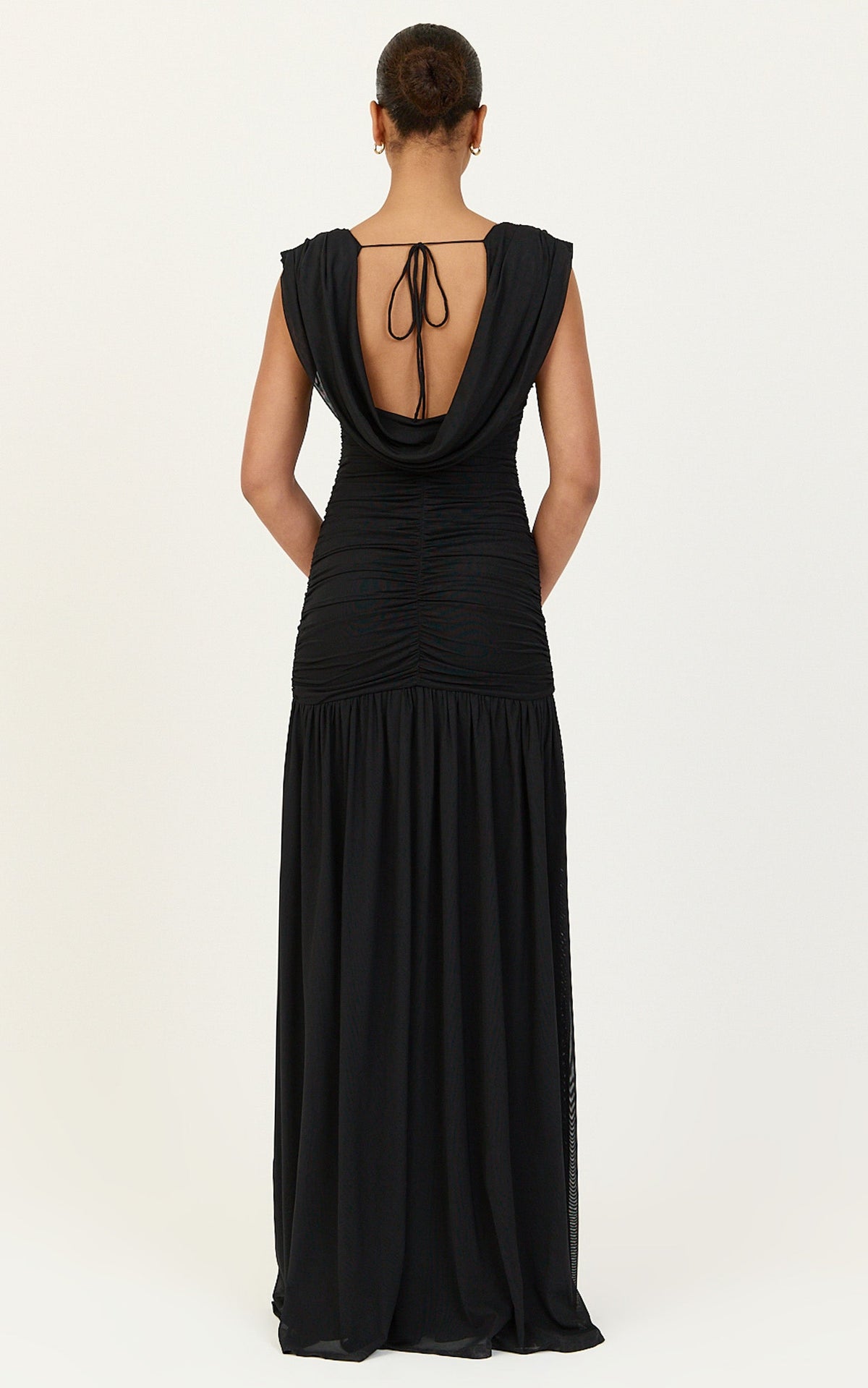 Lume Maxikleid – gerafftes Kleid mit Carmenausschnitt, tiefer Taille und Bindedetail in Schwarz
