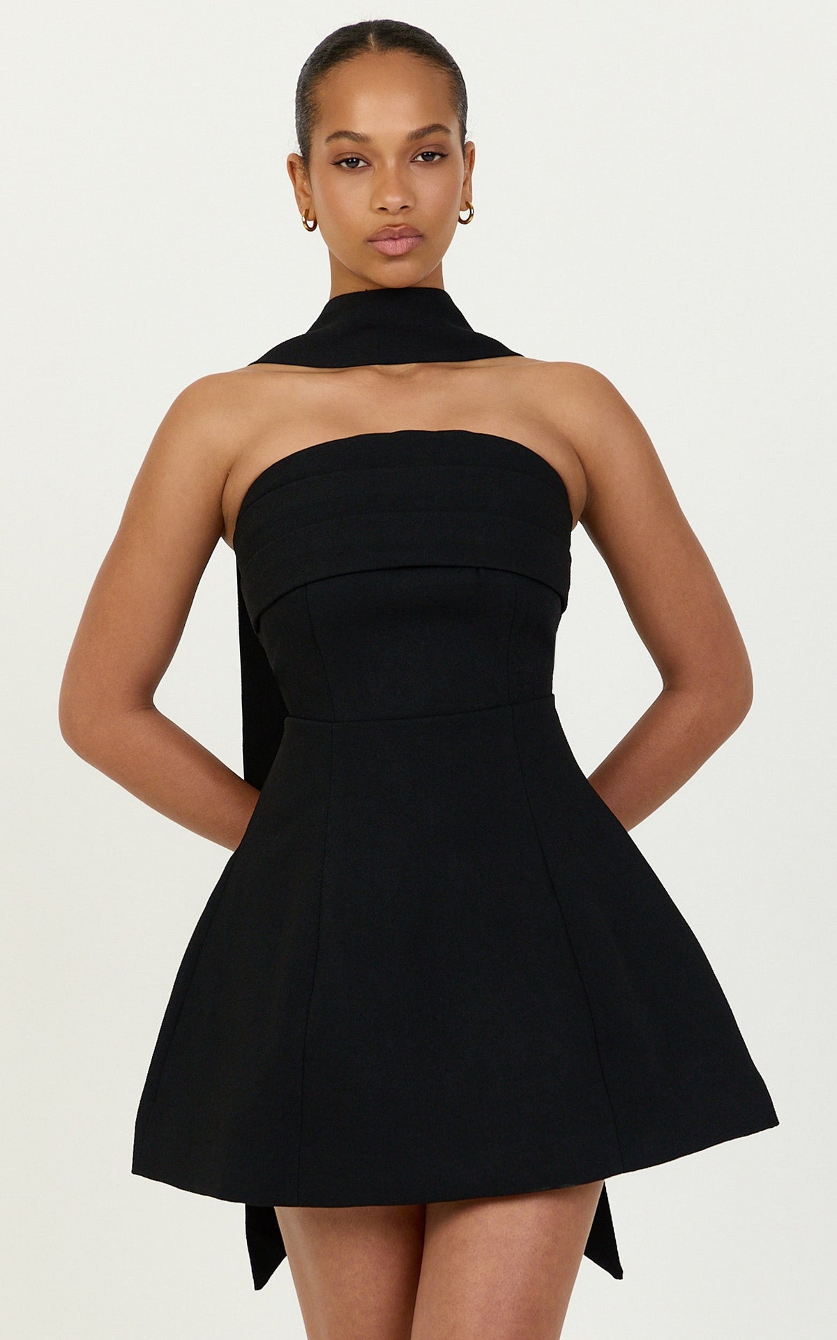 Marcelline Minikleid – trägerloses A-Linien-Kleid mit Halstuch in Schwarz