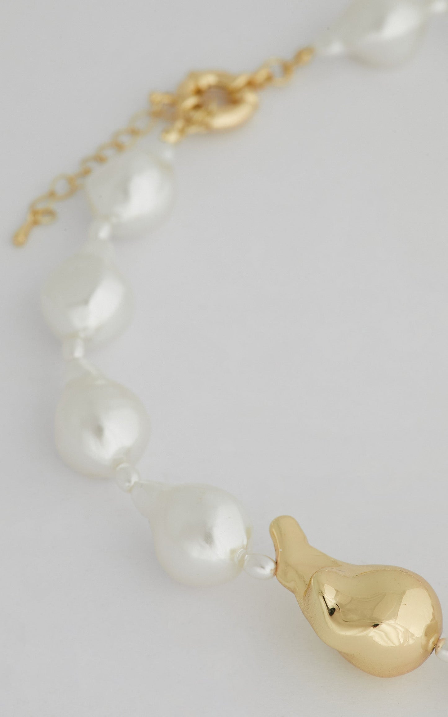 Leela Necklace in Gold/Pearl