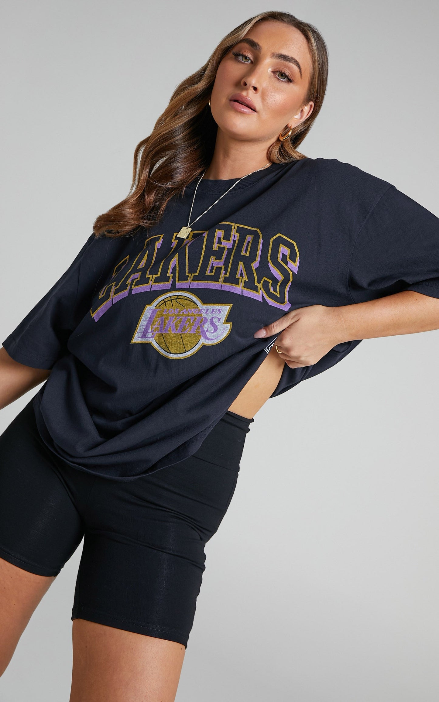 Mitchell & Ness - Lakers Vintage Keyline Logo Tee in Faded Black