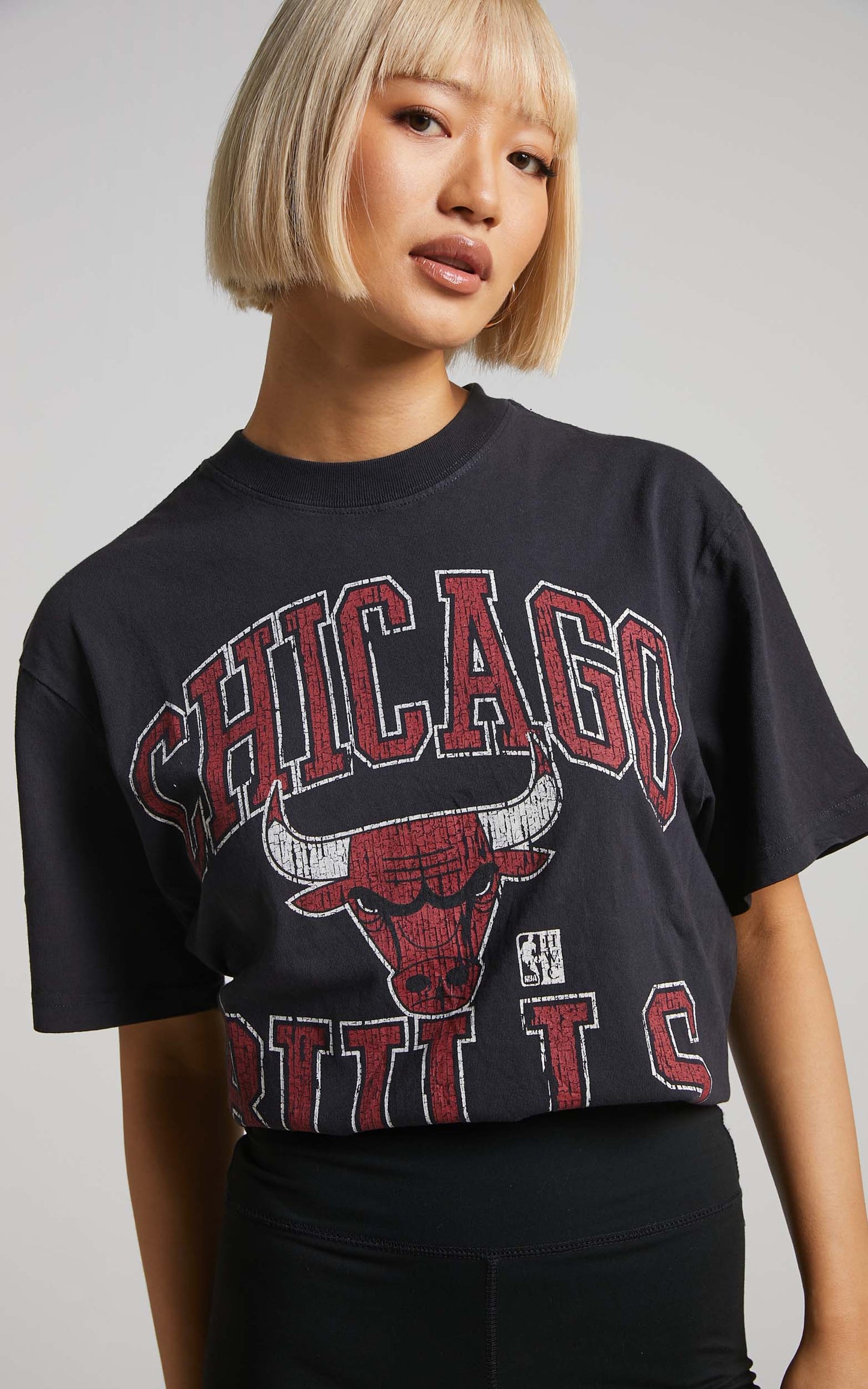Mitchell & Ness - Chicago Bulls Ivy Arch Tee in Faded Black