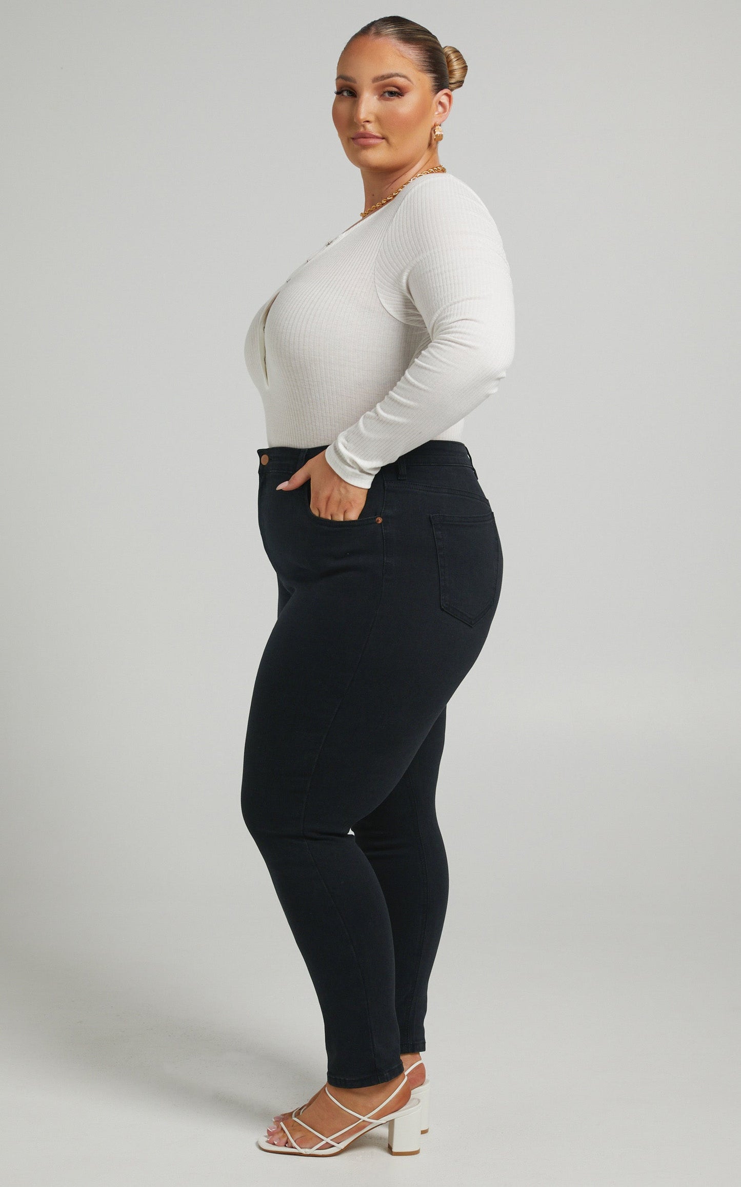 Lucilla Jeans - High Waisted Contour Fitted Denim Jeans in Black Wash