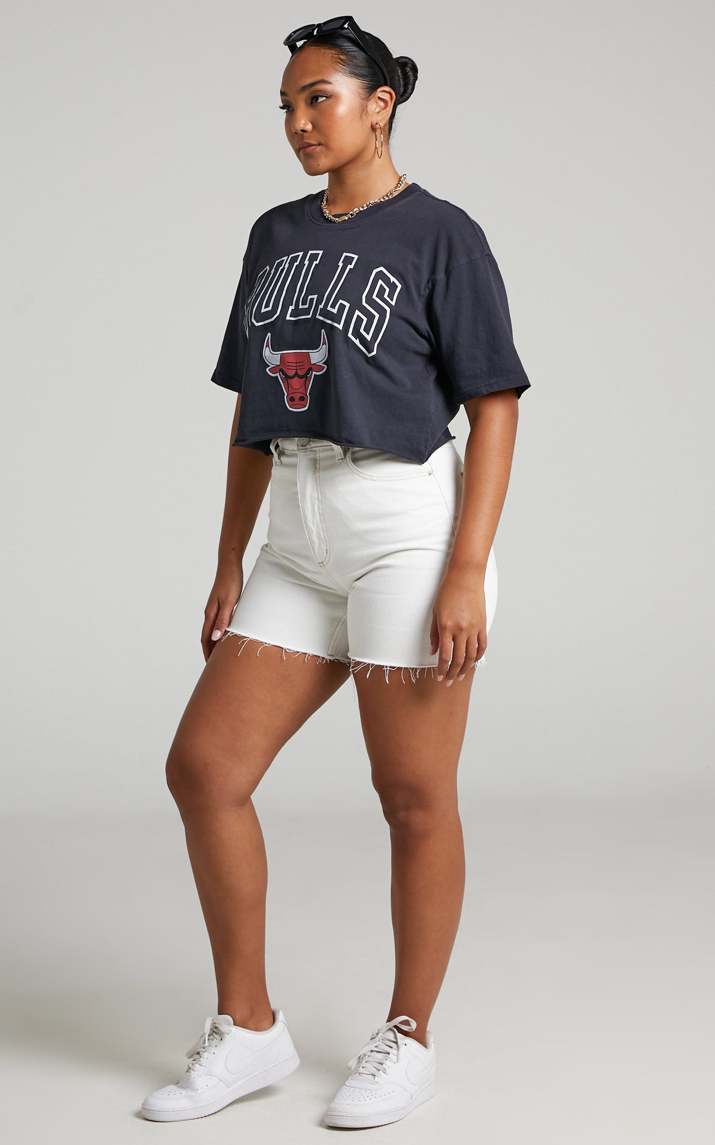 Mitchell & Ness - Chicago Bulls cropped Vintage Keyline Tee in Faded Black