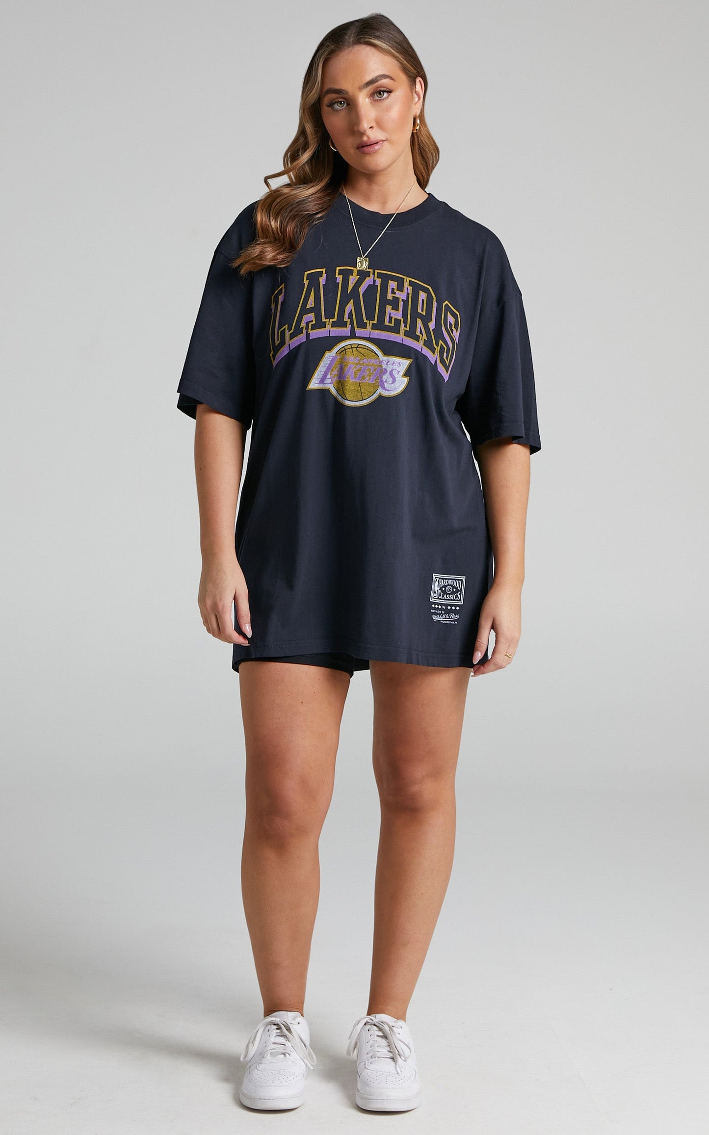 Mitchell & Ness - Lakers Vintage Keyline Logo Tee in Faded Black