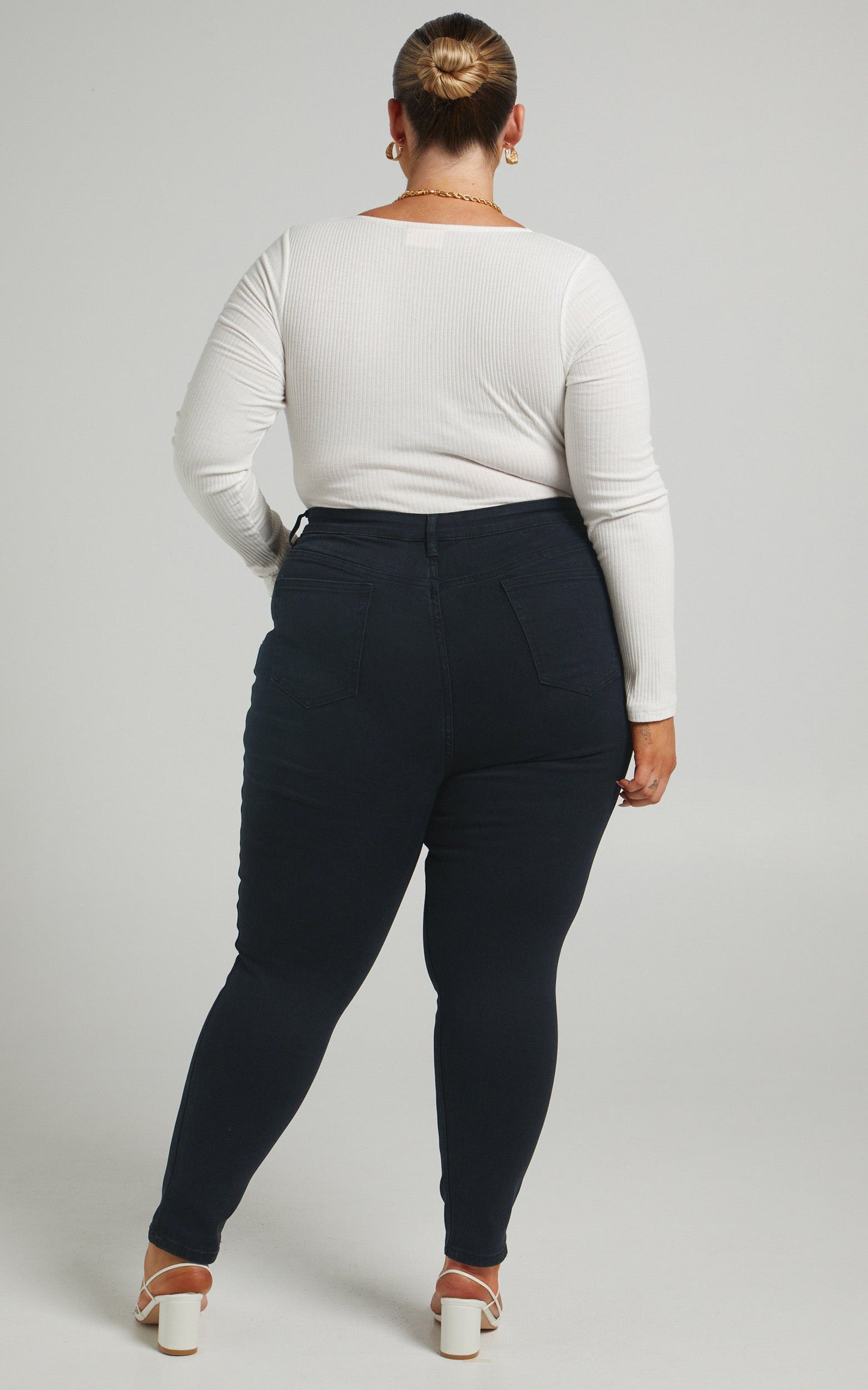 Lucilla Jeans - High Waisted Contour Fitted Denim Jeans in Black Wash