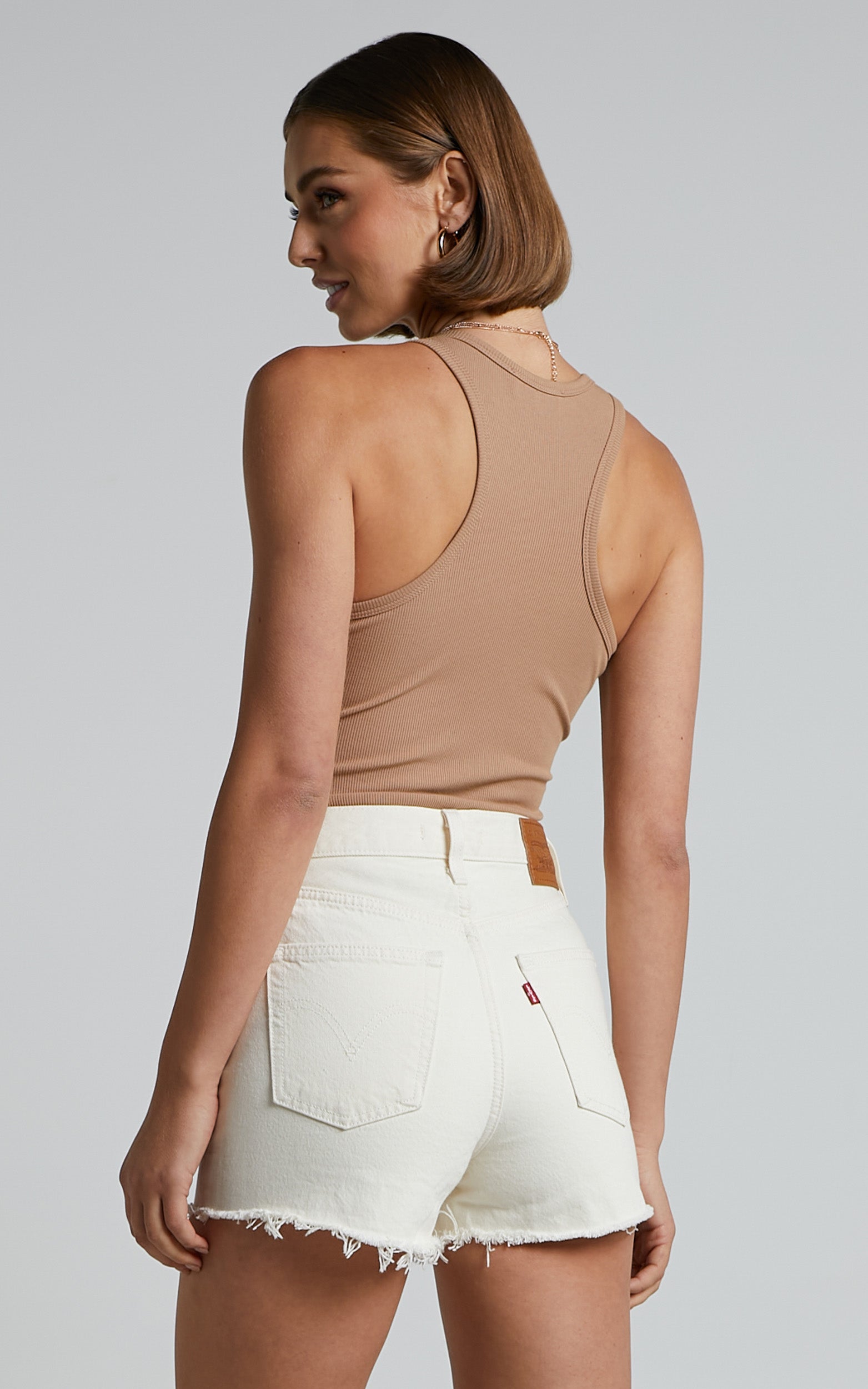 Levi's - RIBCAGE SHORT in HELLO ITS ME - WHITE STONEWASH