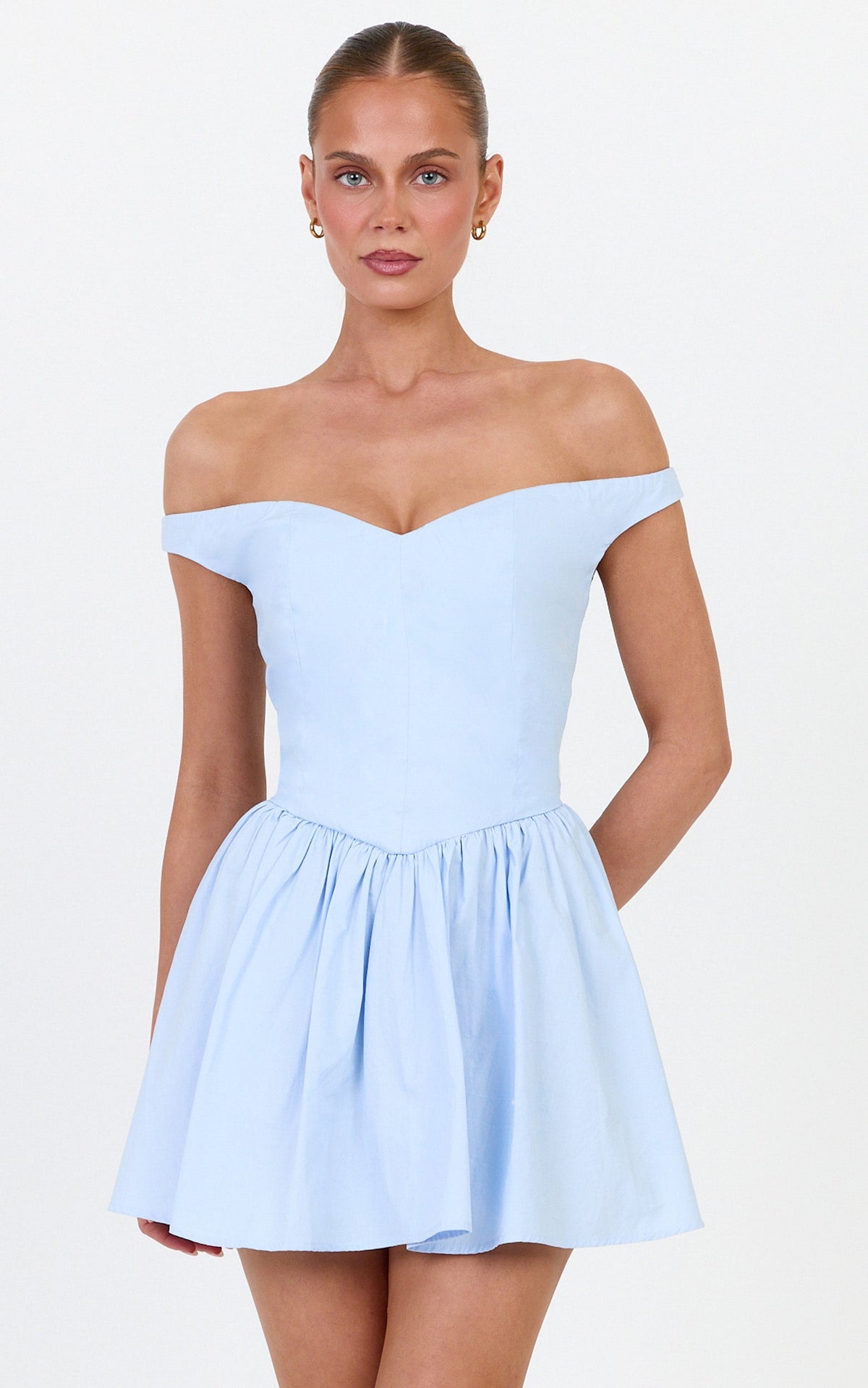 Spitzen-Minikleid – schulterfreies Kleid mit geraffter Taille in Blau