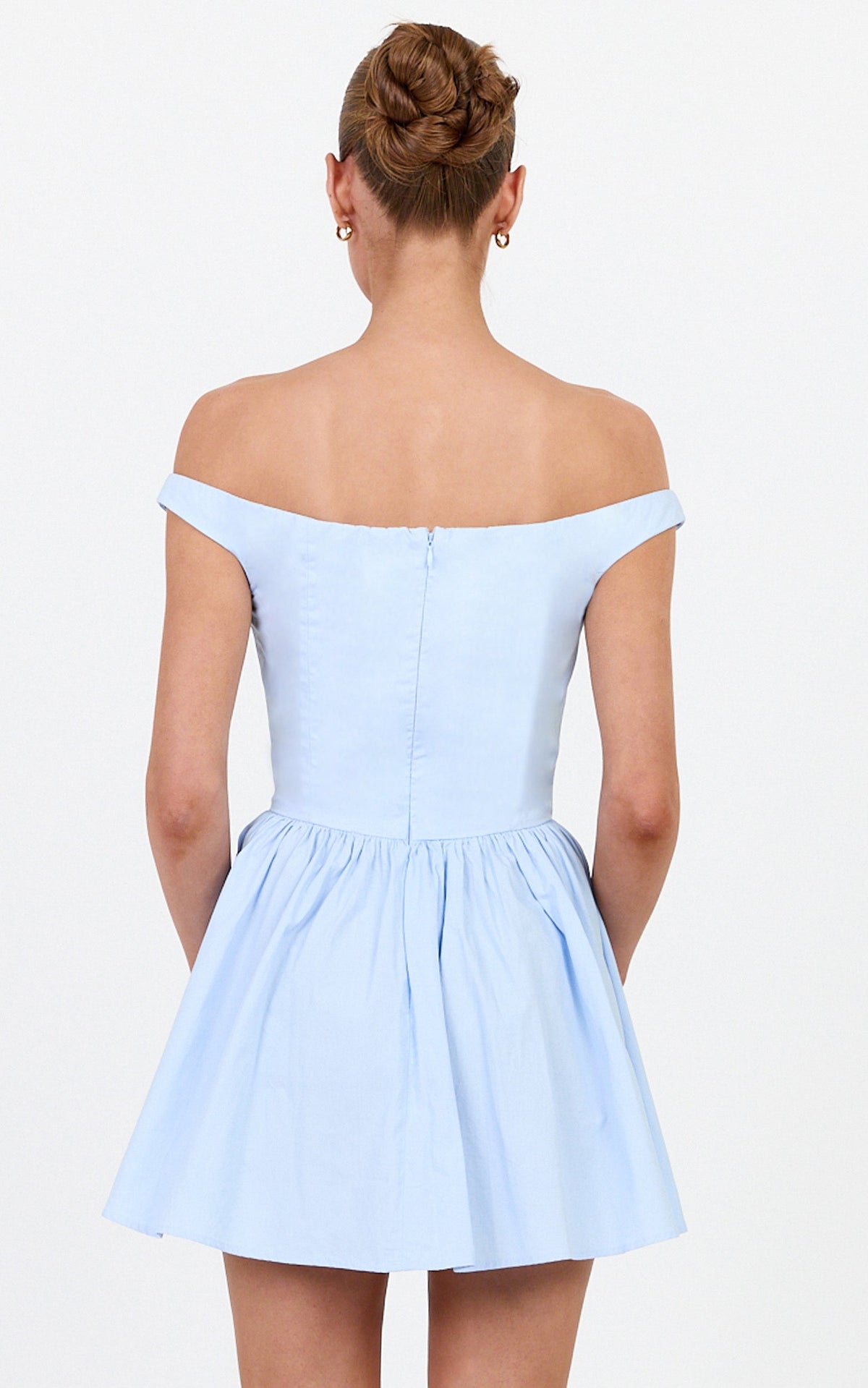 Spitzen-Minikleid – schulterfreies Kleid mit geraffter Taille in Blau
