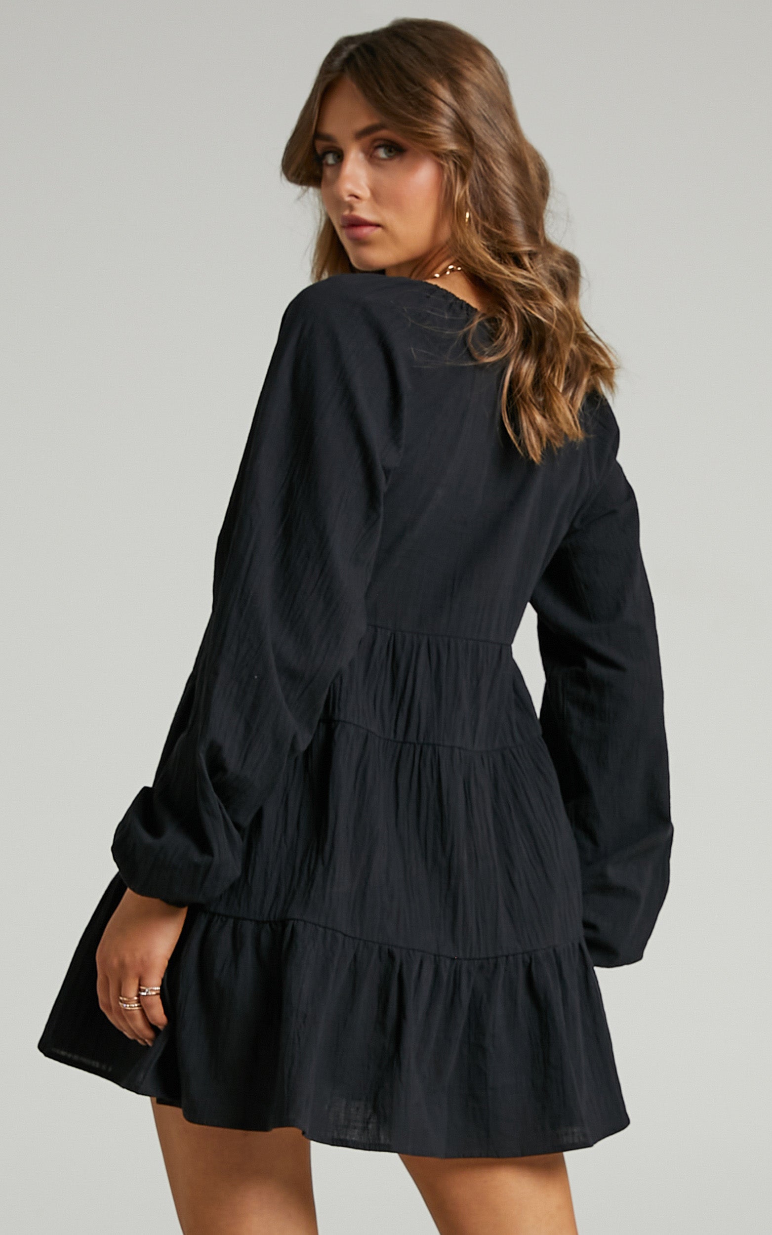 Harriette Tiered Long Sleeve Mini Shift Linen Blend Dress in Black