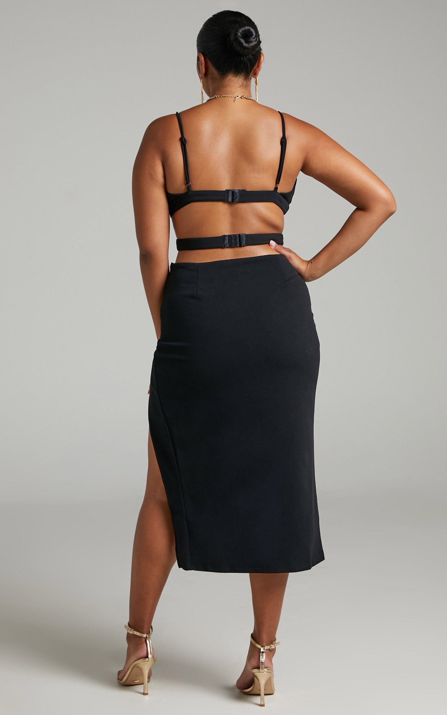 Juvilyn Strappy Plunge Neck Midi Dress in Black