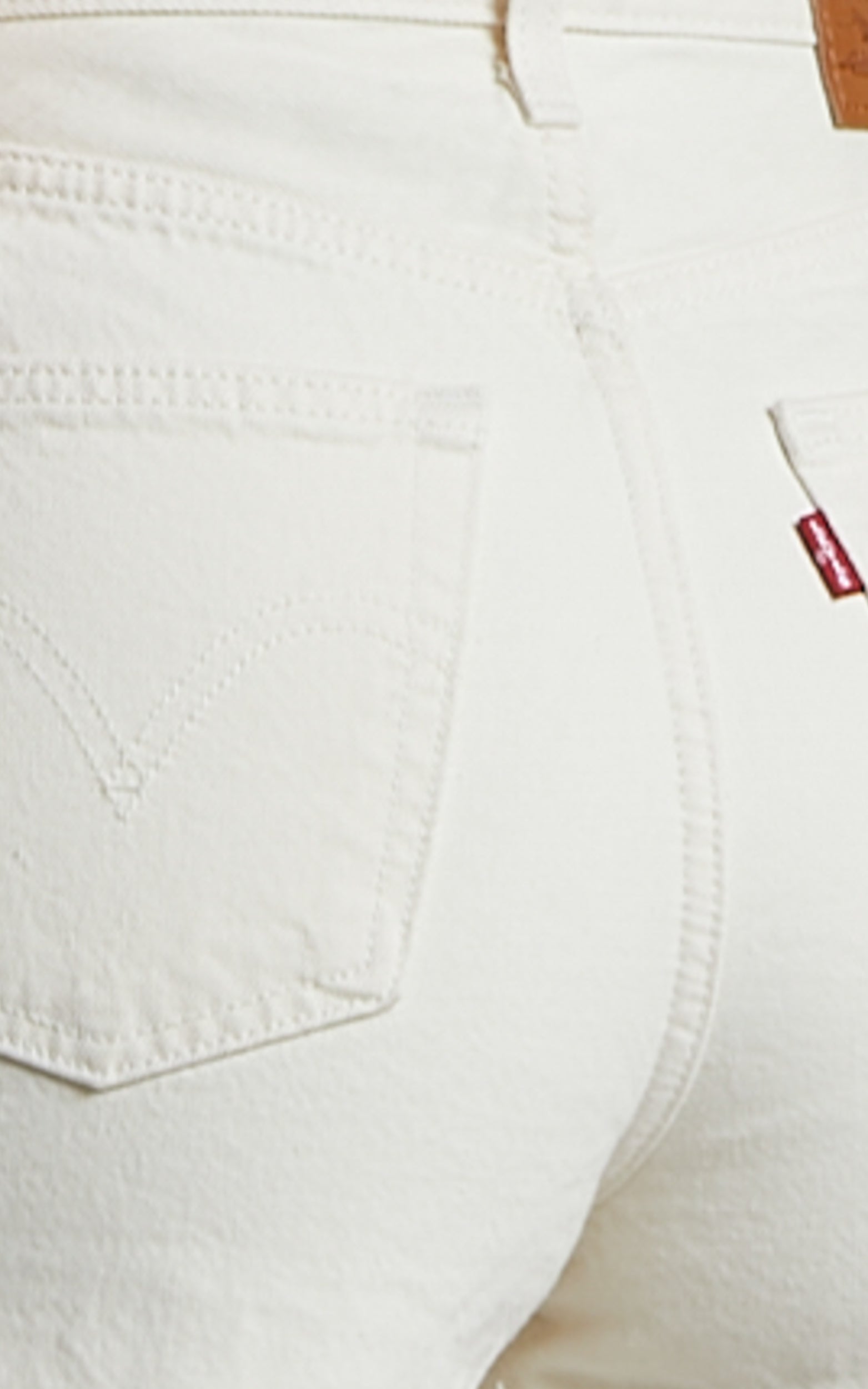 Levi's - RIBCAGE SHORT in HELLO ITS ME - WHITE STONEWASH