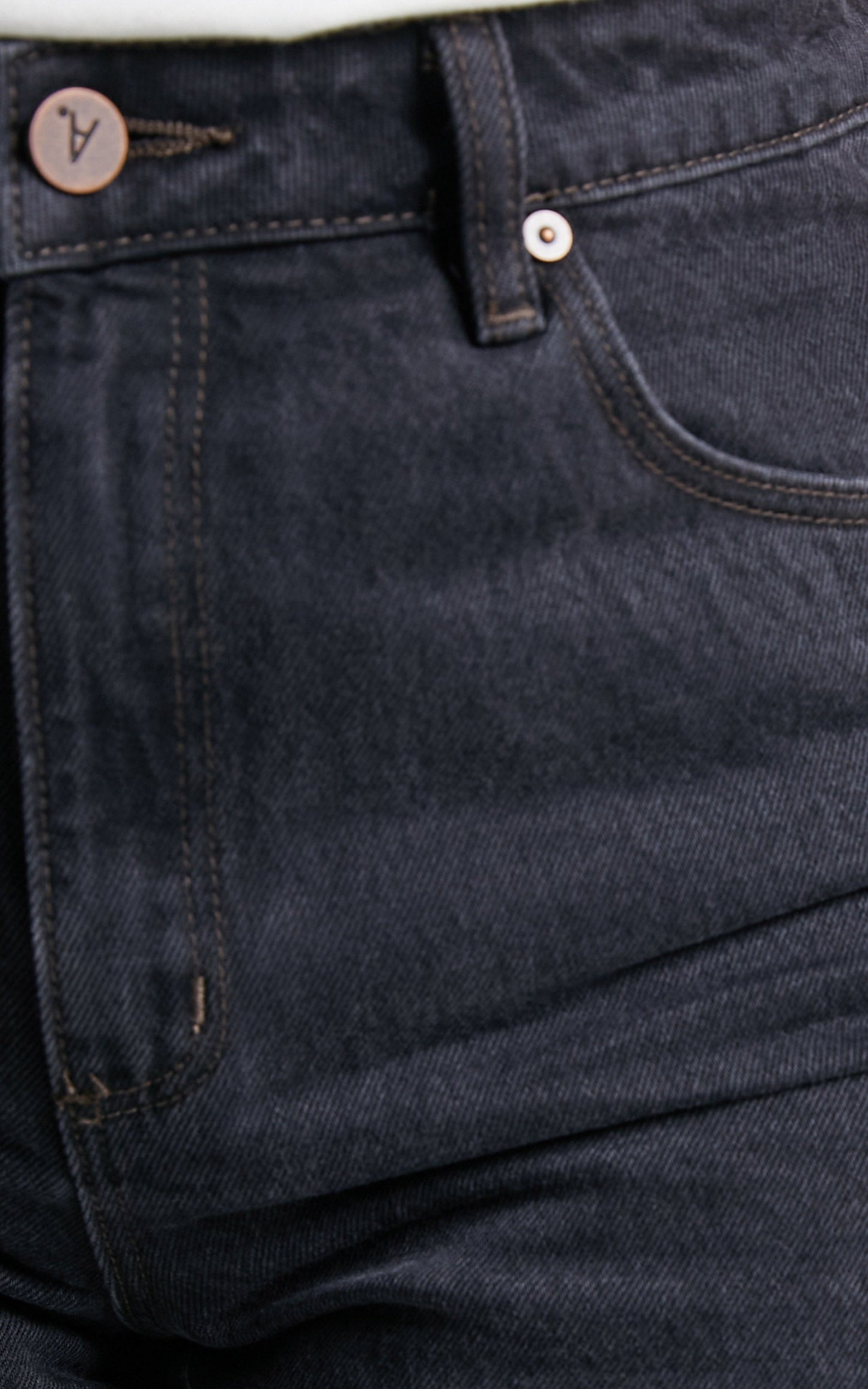 Abrand - A Claudia Cut Off Denim Shorts in Black Box