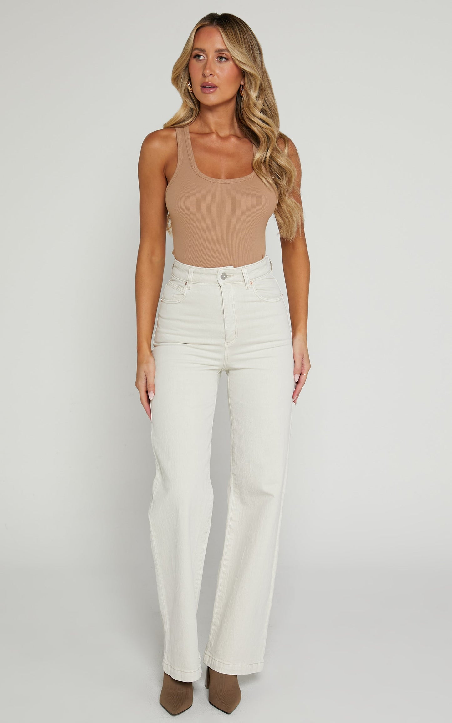 A 94 High & Wide White Sand in White Sand