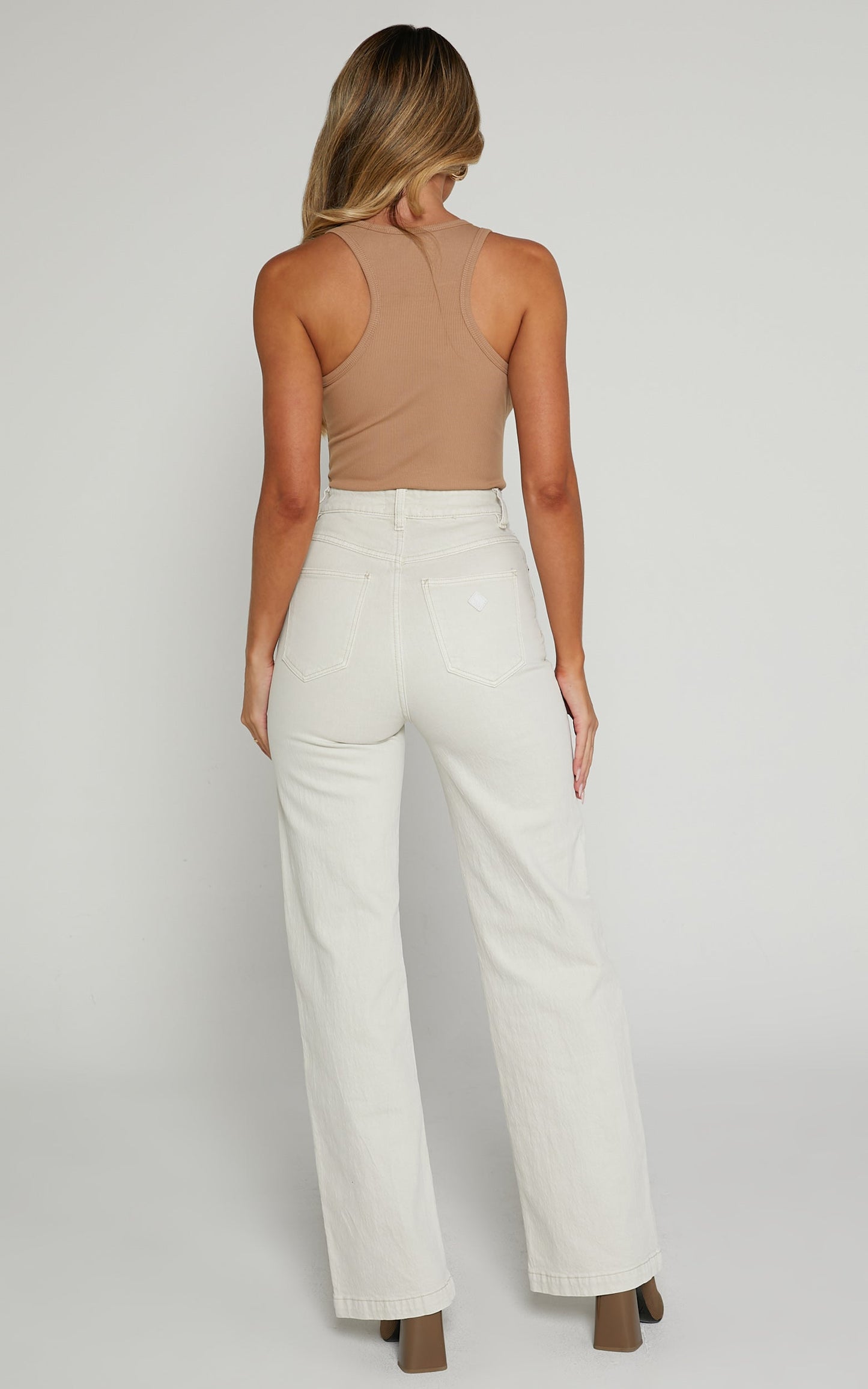 A 94 High & Wide White Sand in White Sand