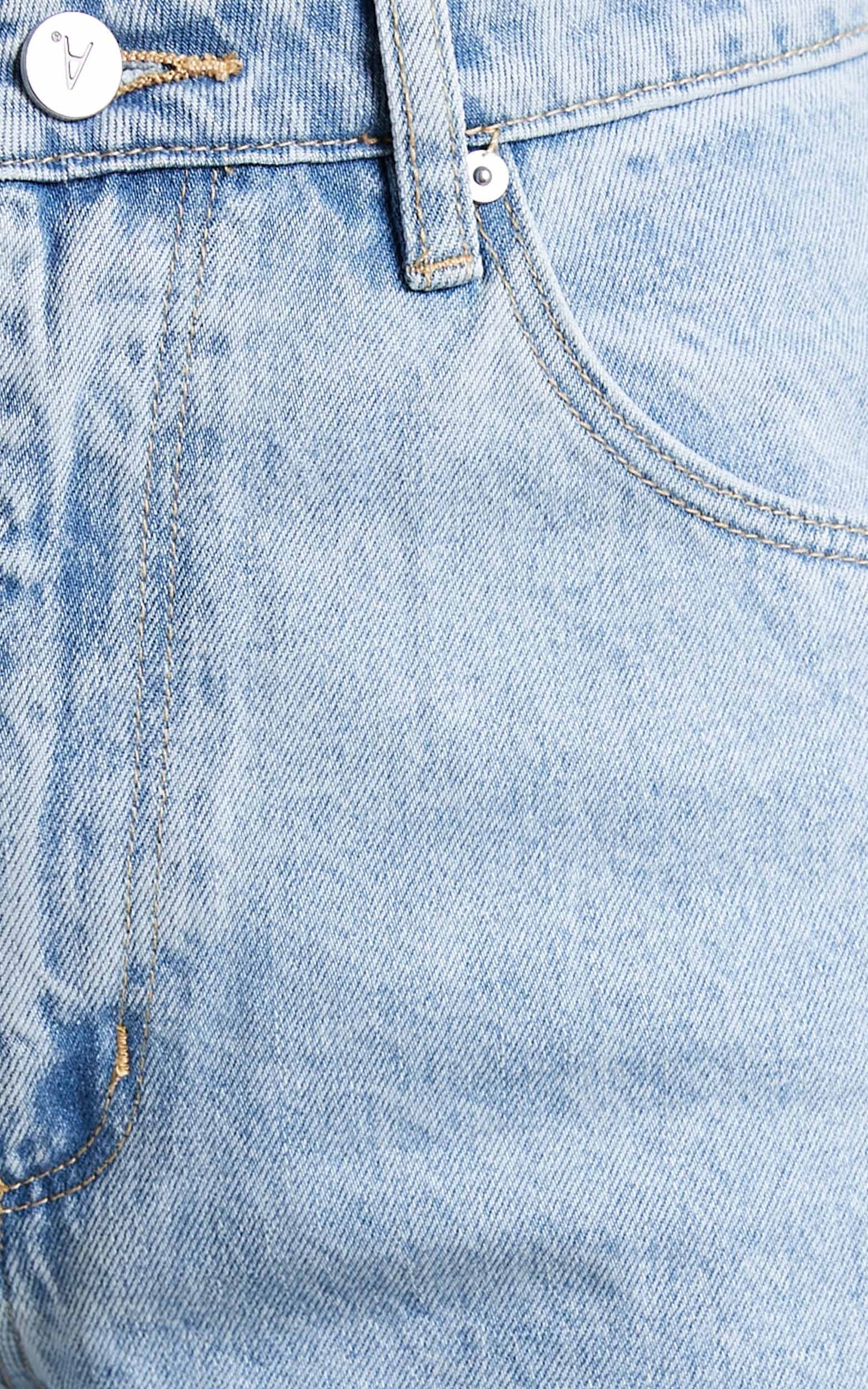 Abrand - A Carrie Denim Short in Walk Away