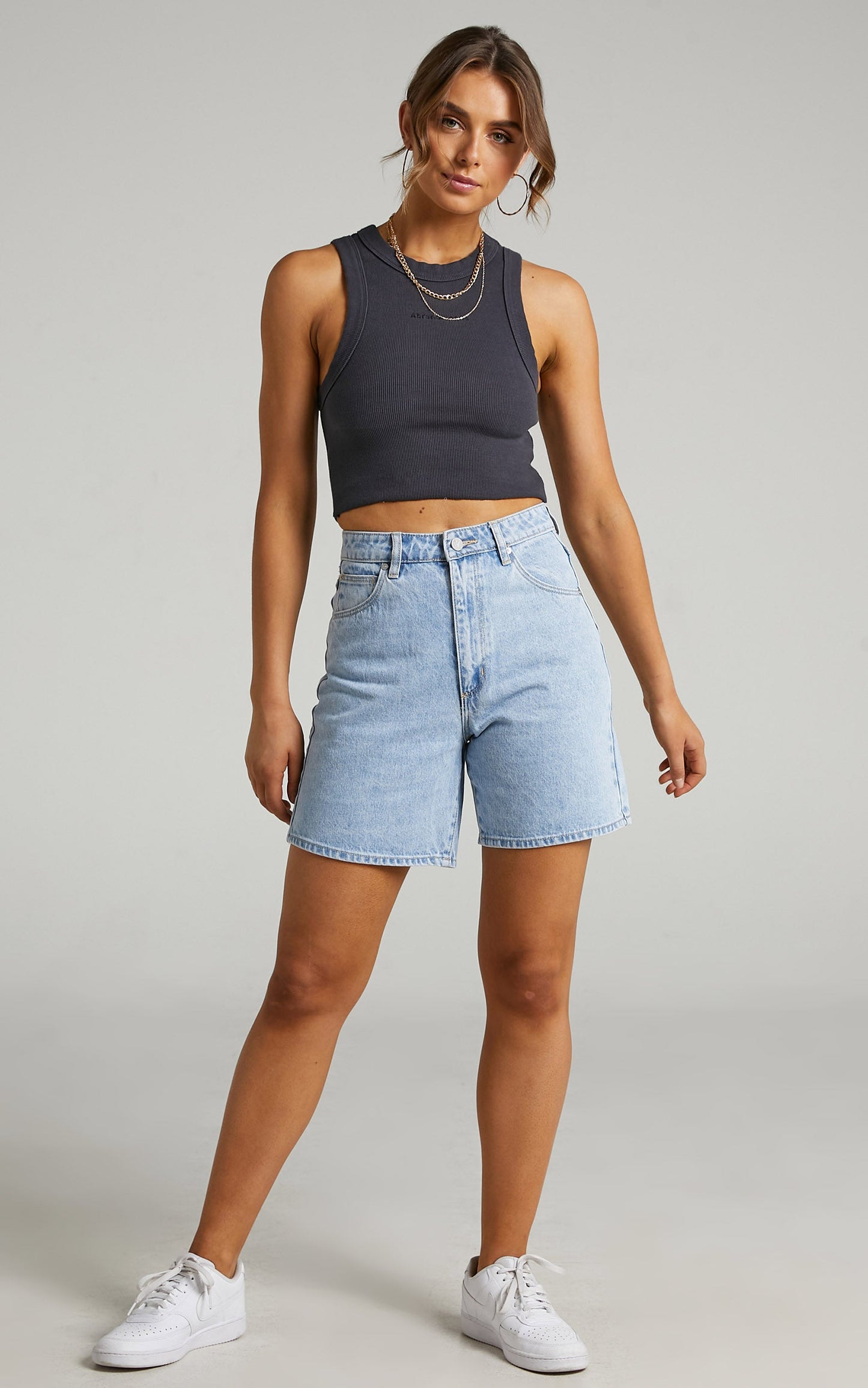 Abrand - A Carrie Denim Short in Walk Away