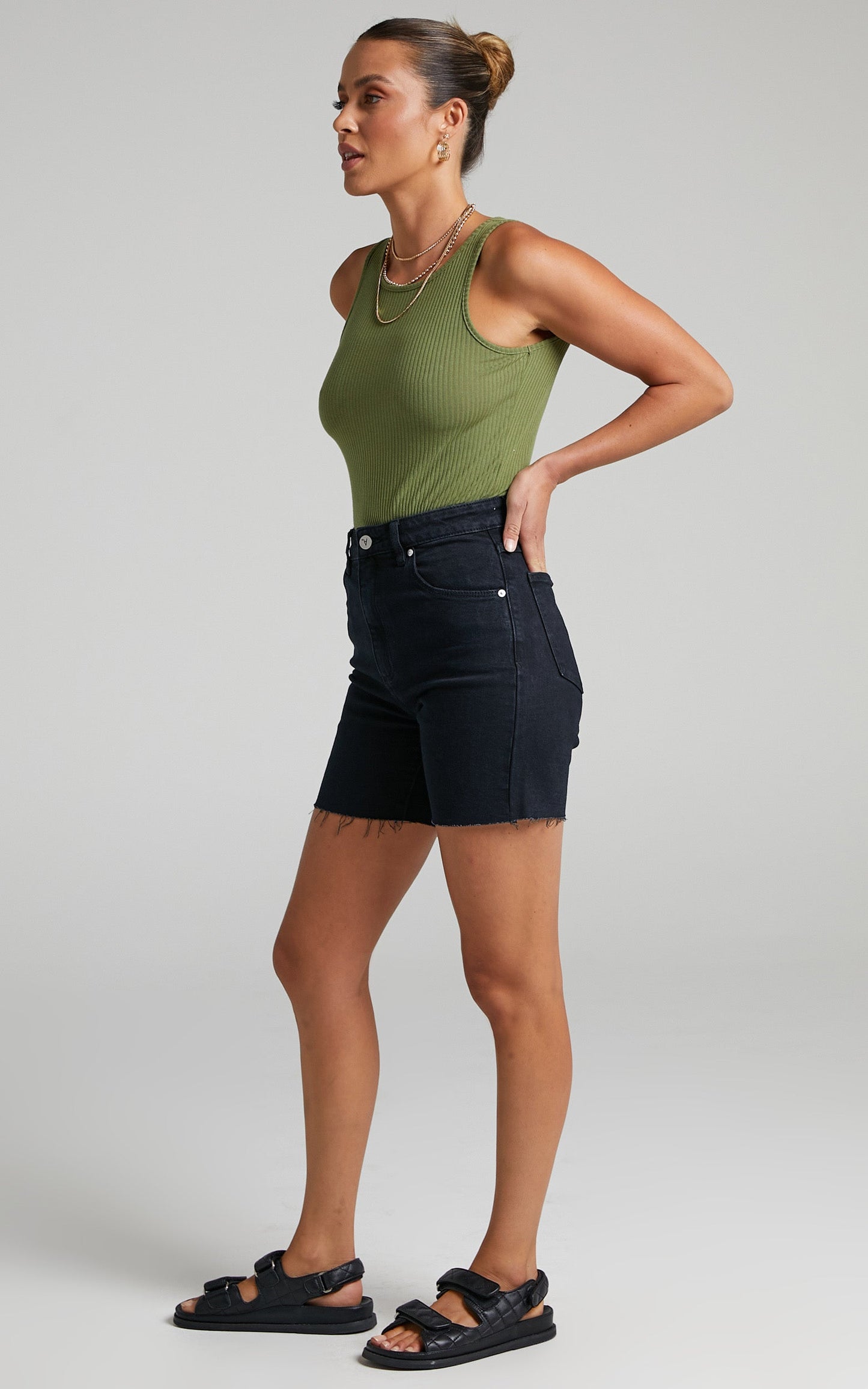 Abrand - A Claudia Cut Off Denim Shorts in Dead of night