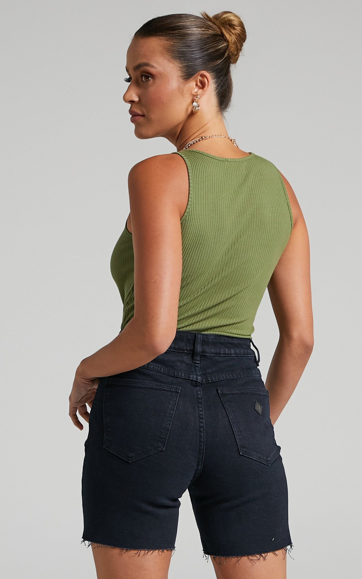 Abrand - A Claudia Cut Off Denim Shorts in Dead of night