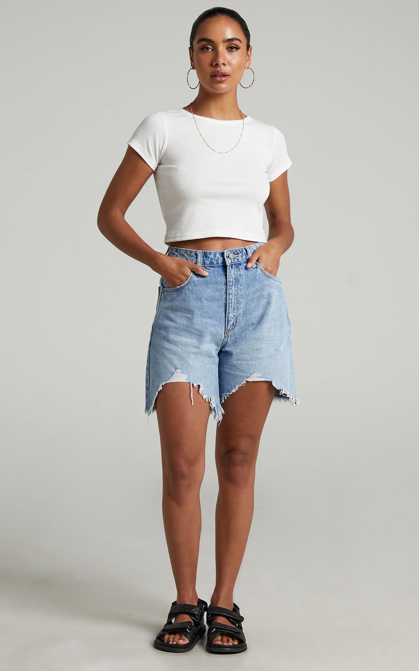 Abrand - A Carrie Denim Short in Riley Rip