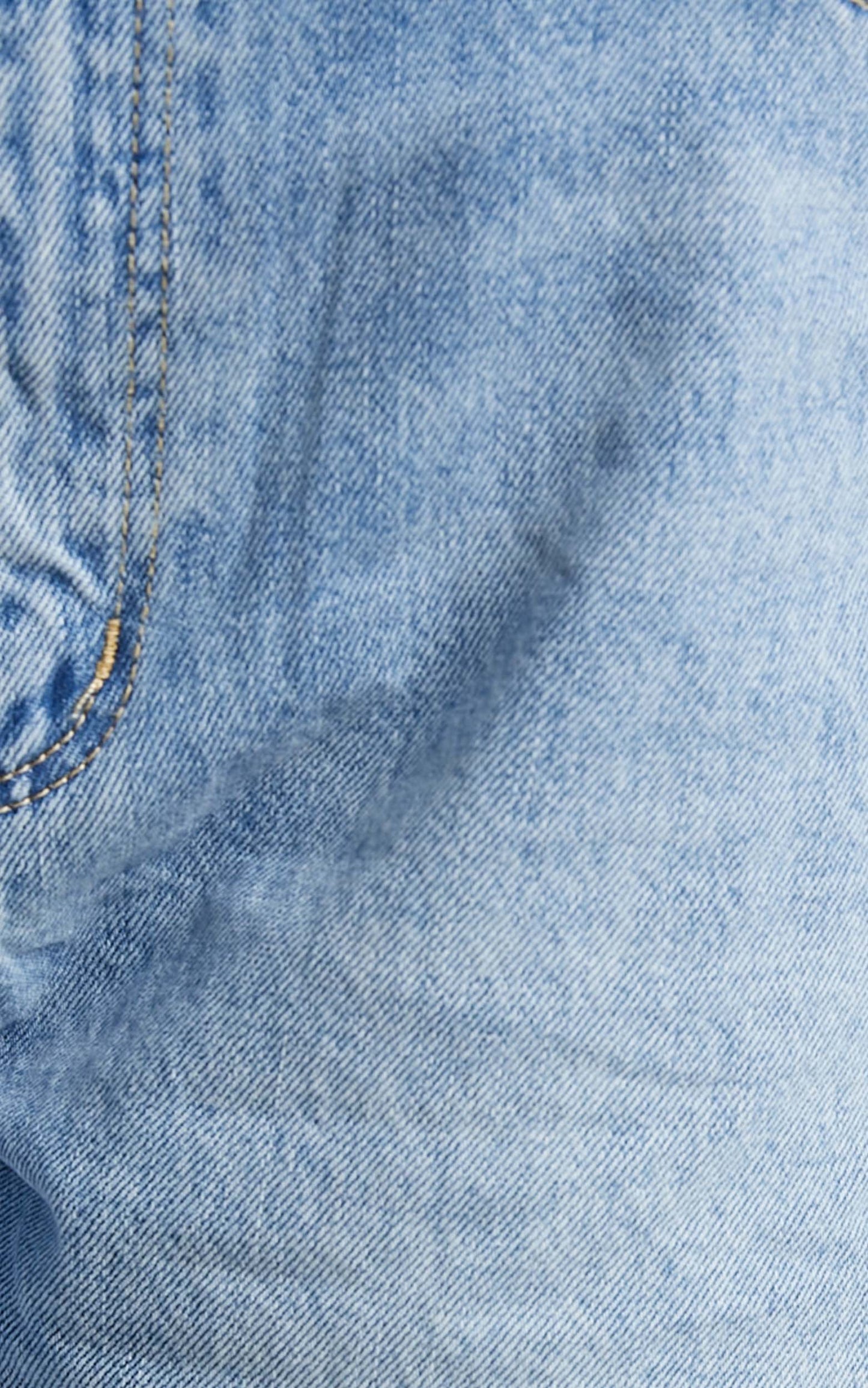 Abrand - A Carrie Denim Short in Riley Rip