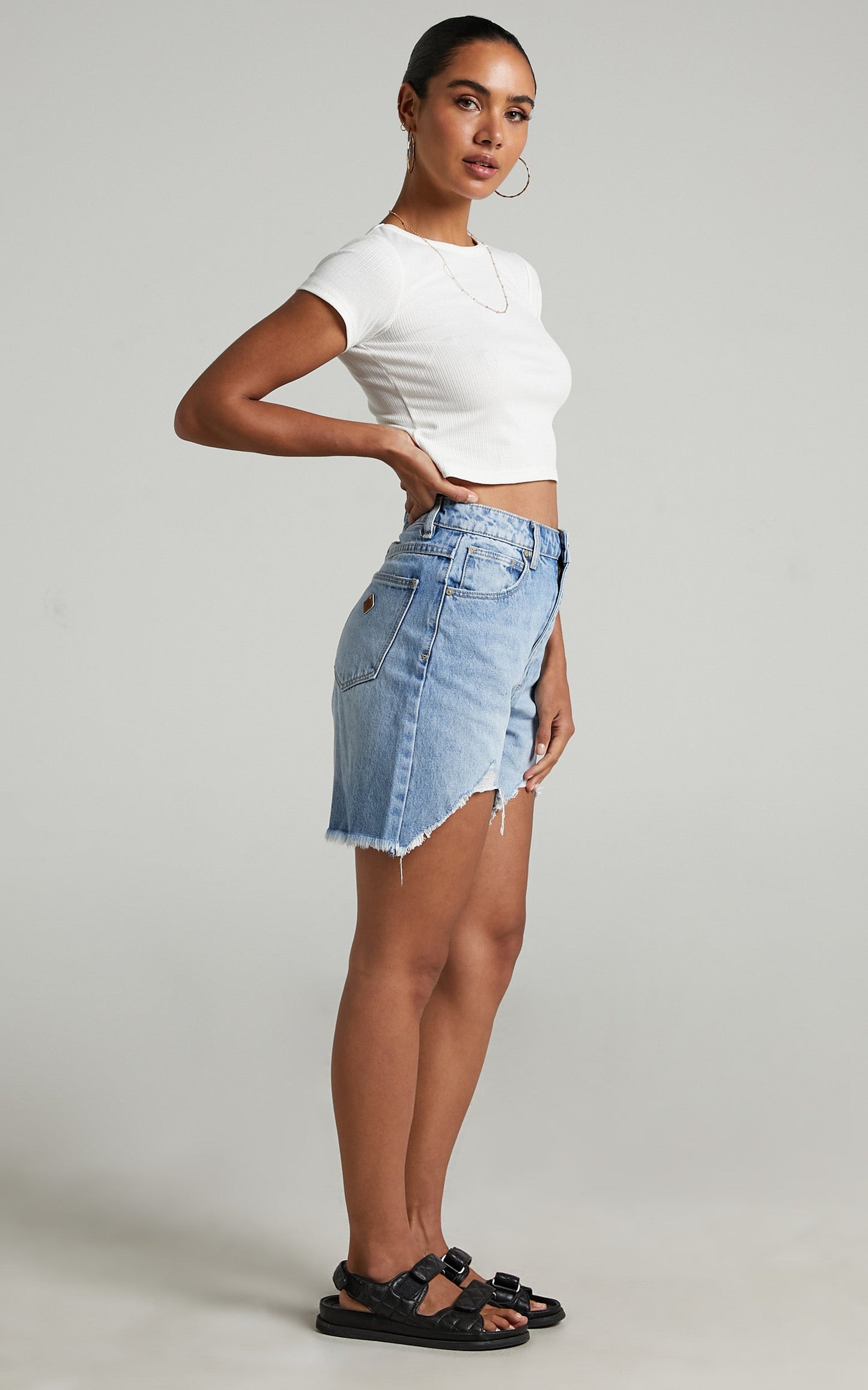 Abrand - A Carrie Denim Short in Riley Rip