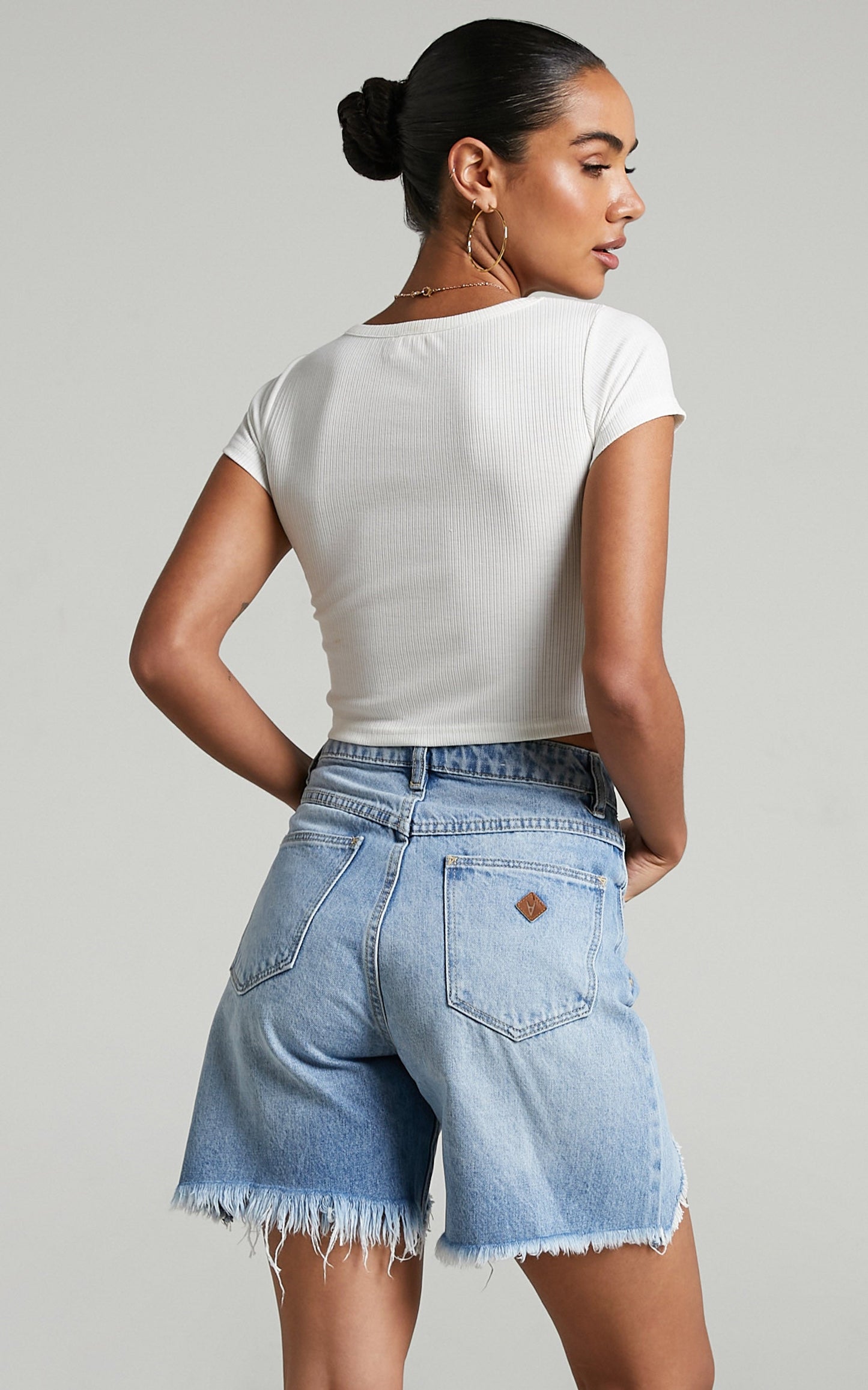 Abrand - A Carrie Denim Short in Riley Rip