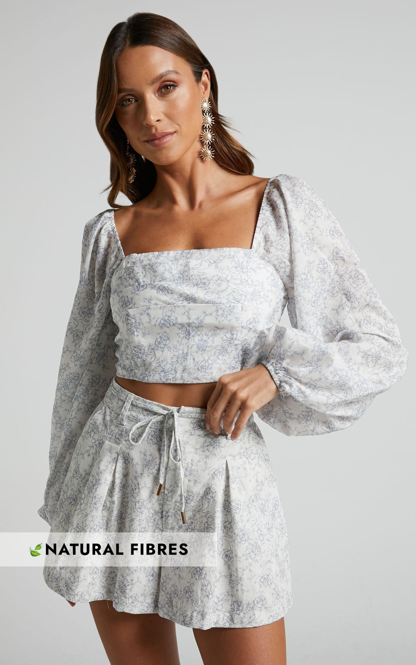 Amalie The Label - Linen Look Blend High Waisted Tailored Shorts in Dolce Fleur