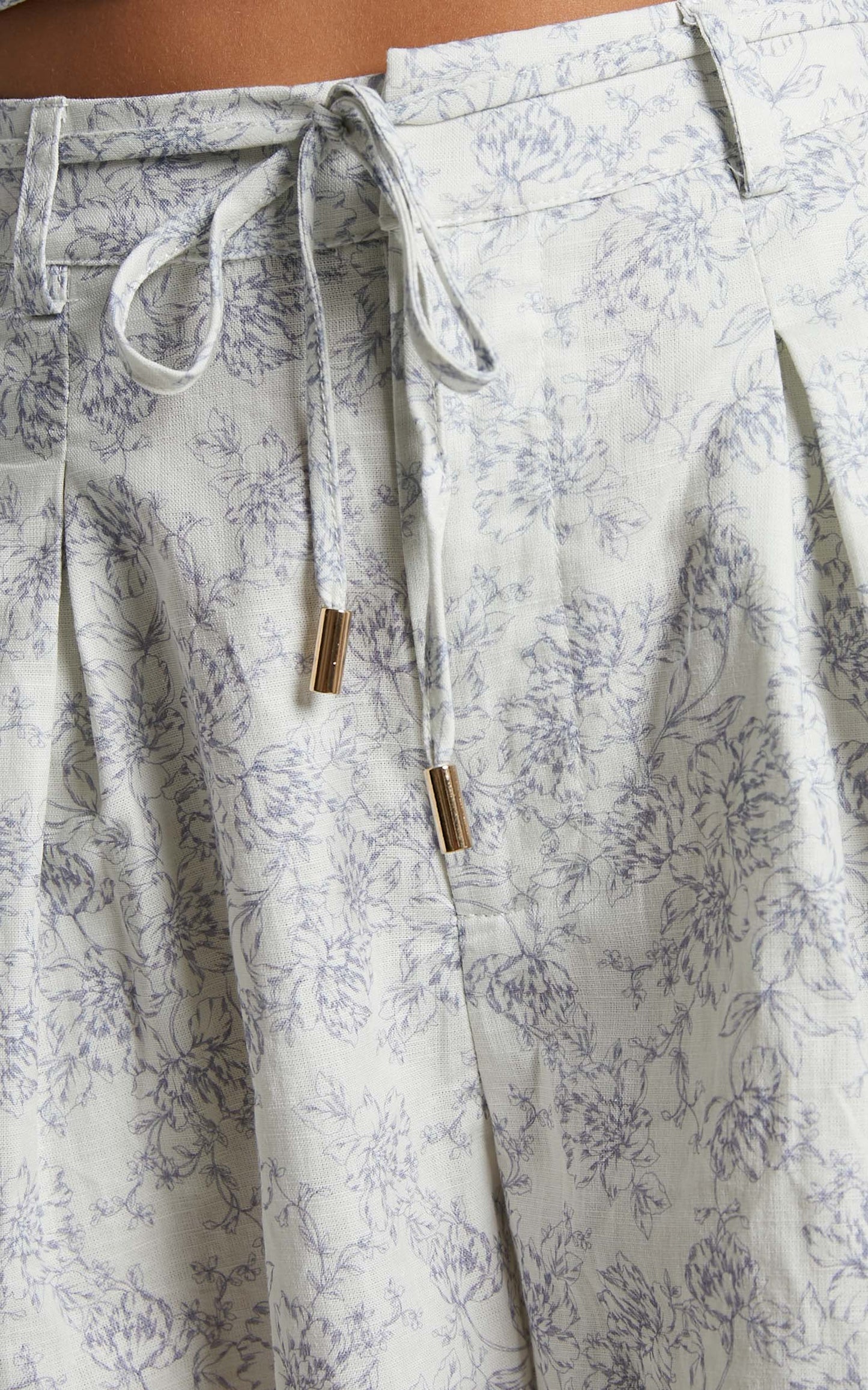 Amalie The Label - Linen Look Blend High Waisted Tailored Shorts in Dolce Fleur