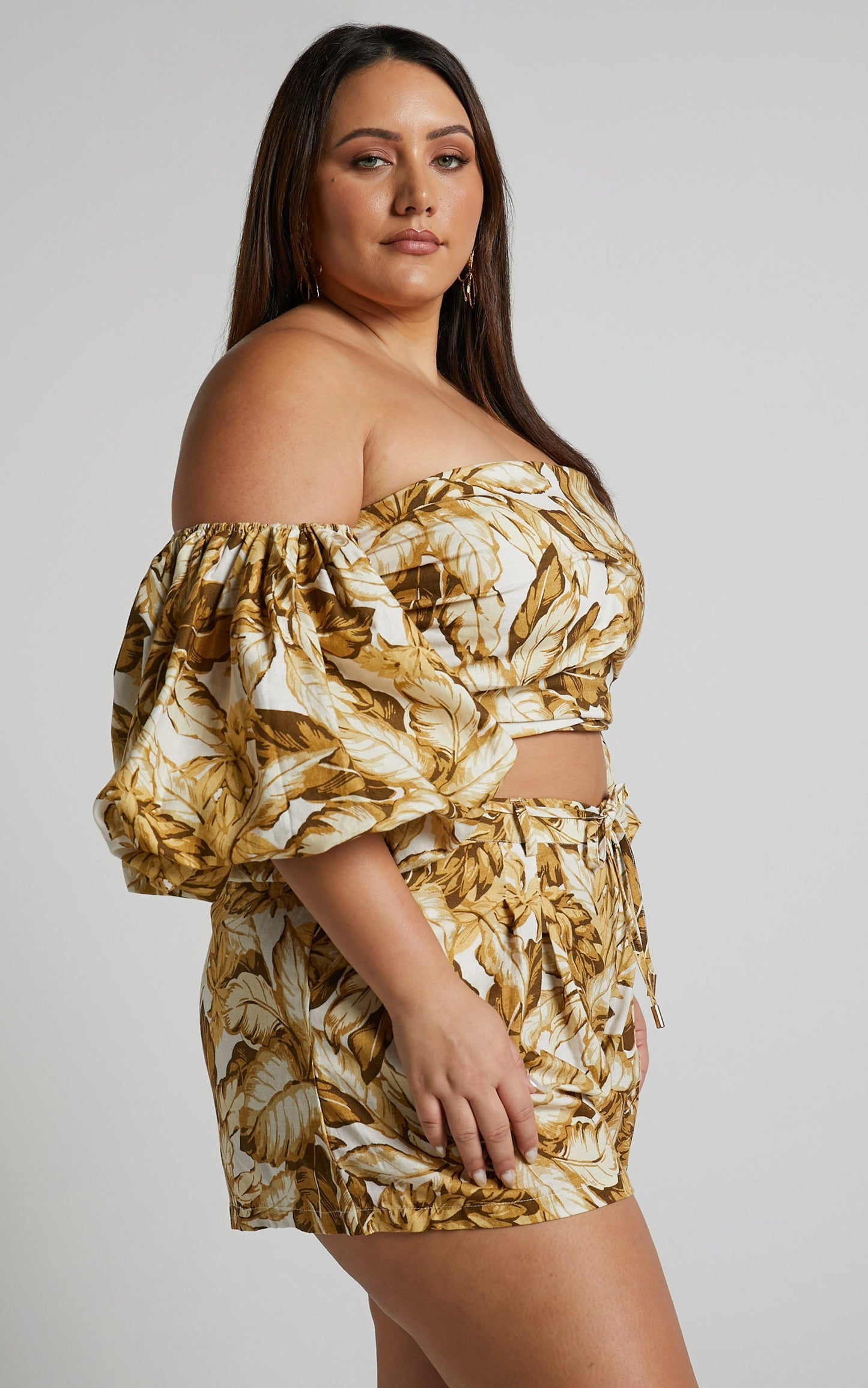 Amalie The Label - Ariesey Blend Blend Off Shoulder Puff Sleeve Linen Blend Top in Frieja Print