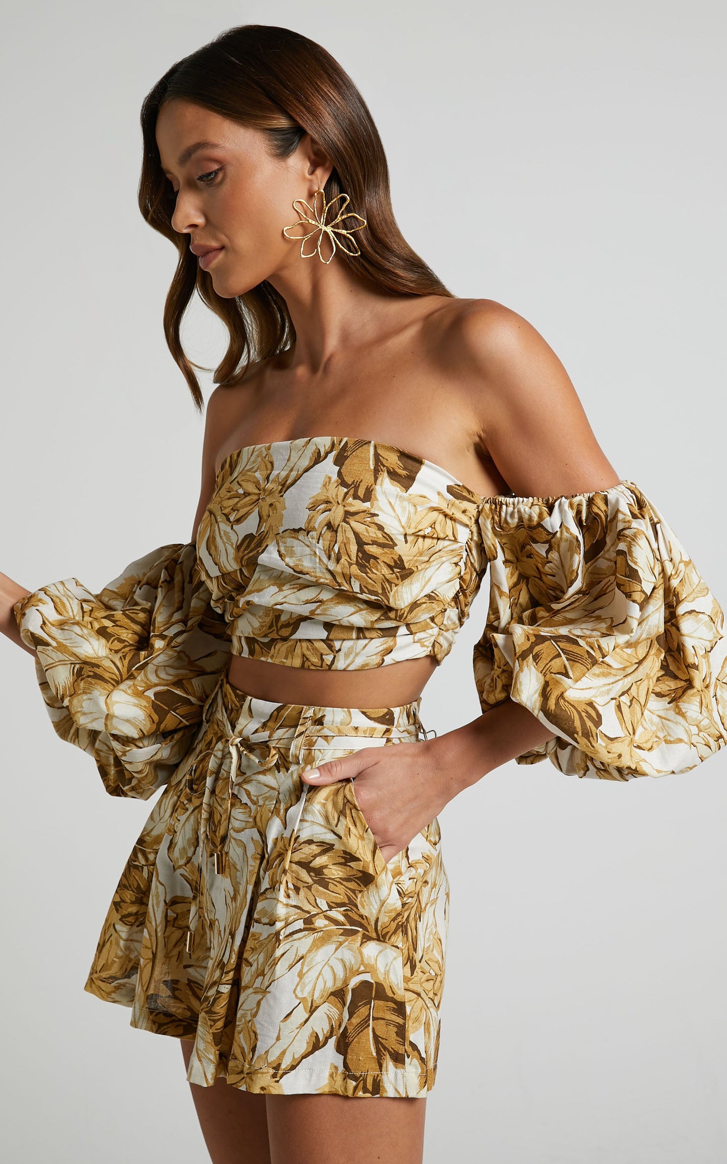 Amalie The Label - Ariesey Blend Blend Off Shoulder Puff Sleeve Linen Blend Top in Frieja Print