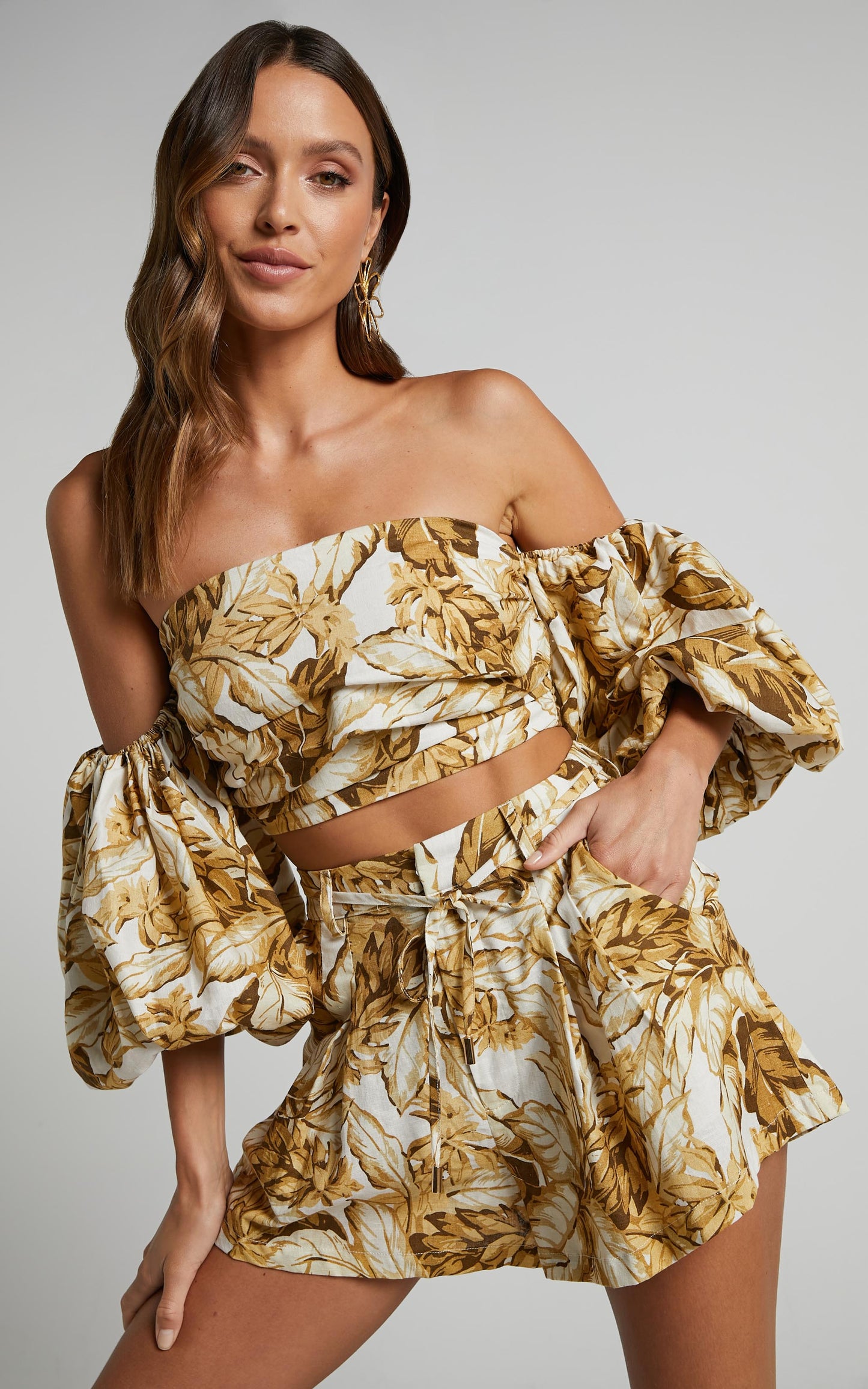Amalie The Label - Ariesey Blend Blend Off Shoulder Puff Sleeve Linen Blend Top in Frieja Print