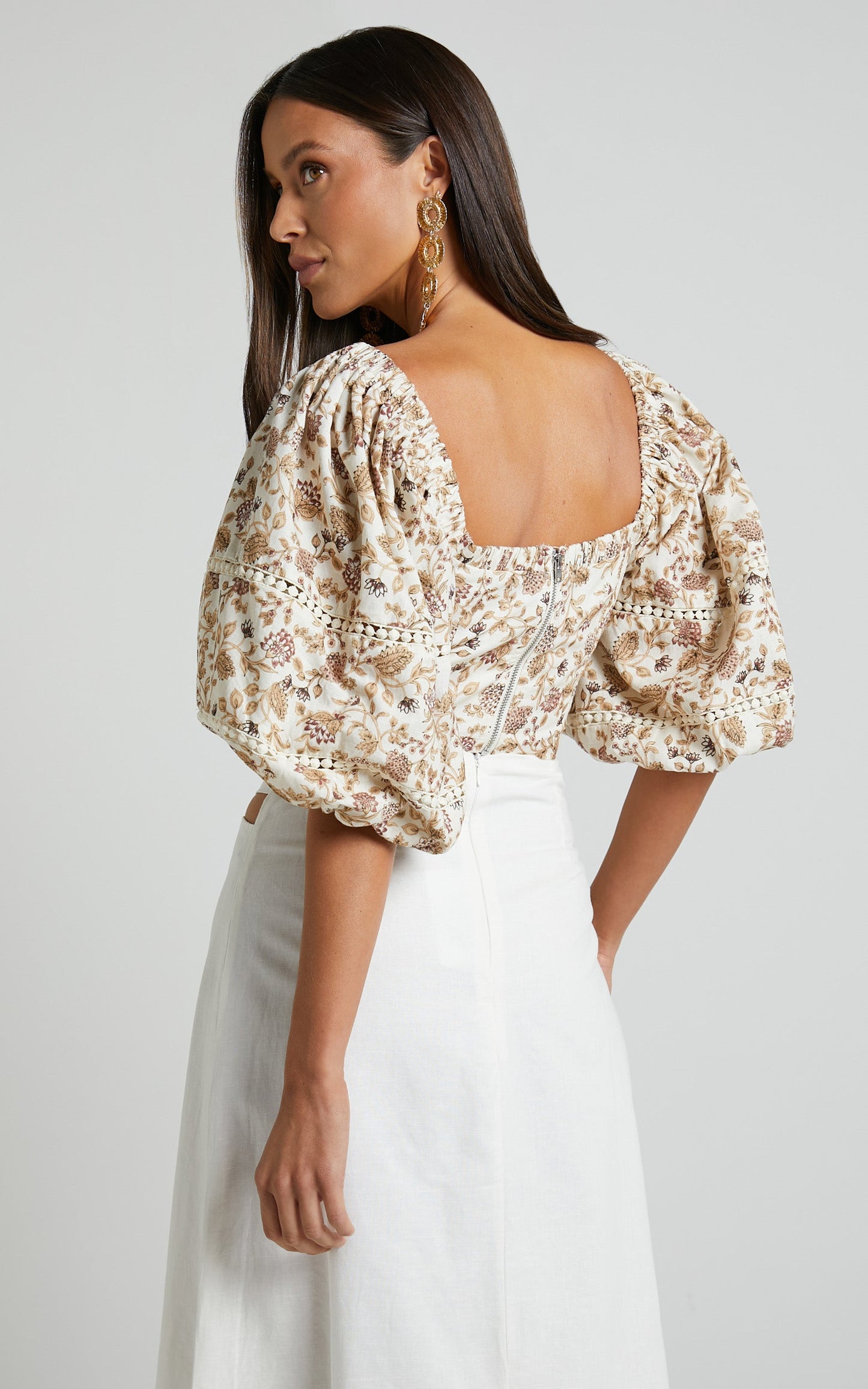Amalie The Label - Kalida Linen Look Blend Gathered Cross Front Puff Sleeve Top in Maya Floral
