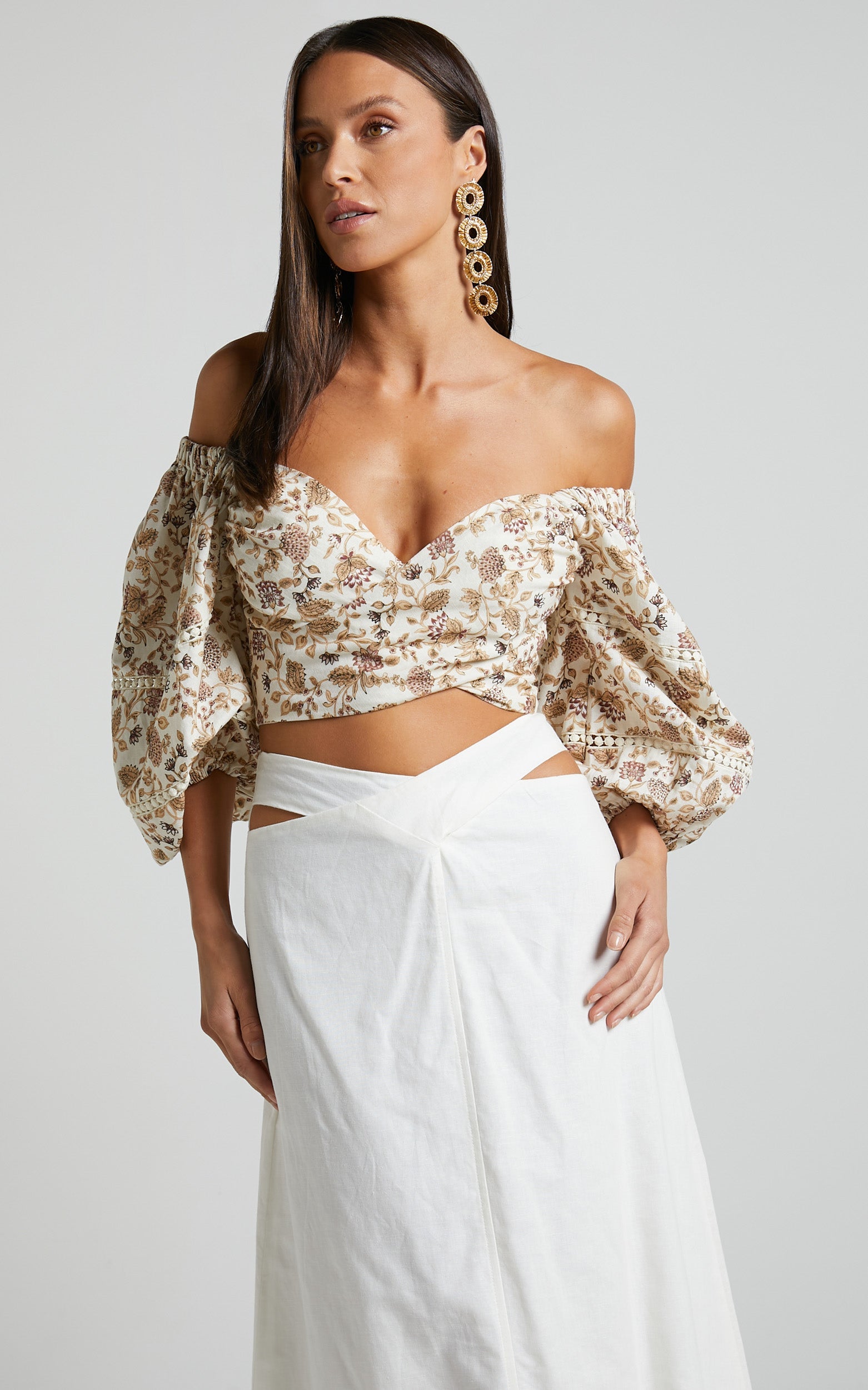 Amalie The Label - Kalida Linen Look Blend Gathered Cross Front Puff Sleeve Top in Maya Floral