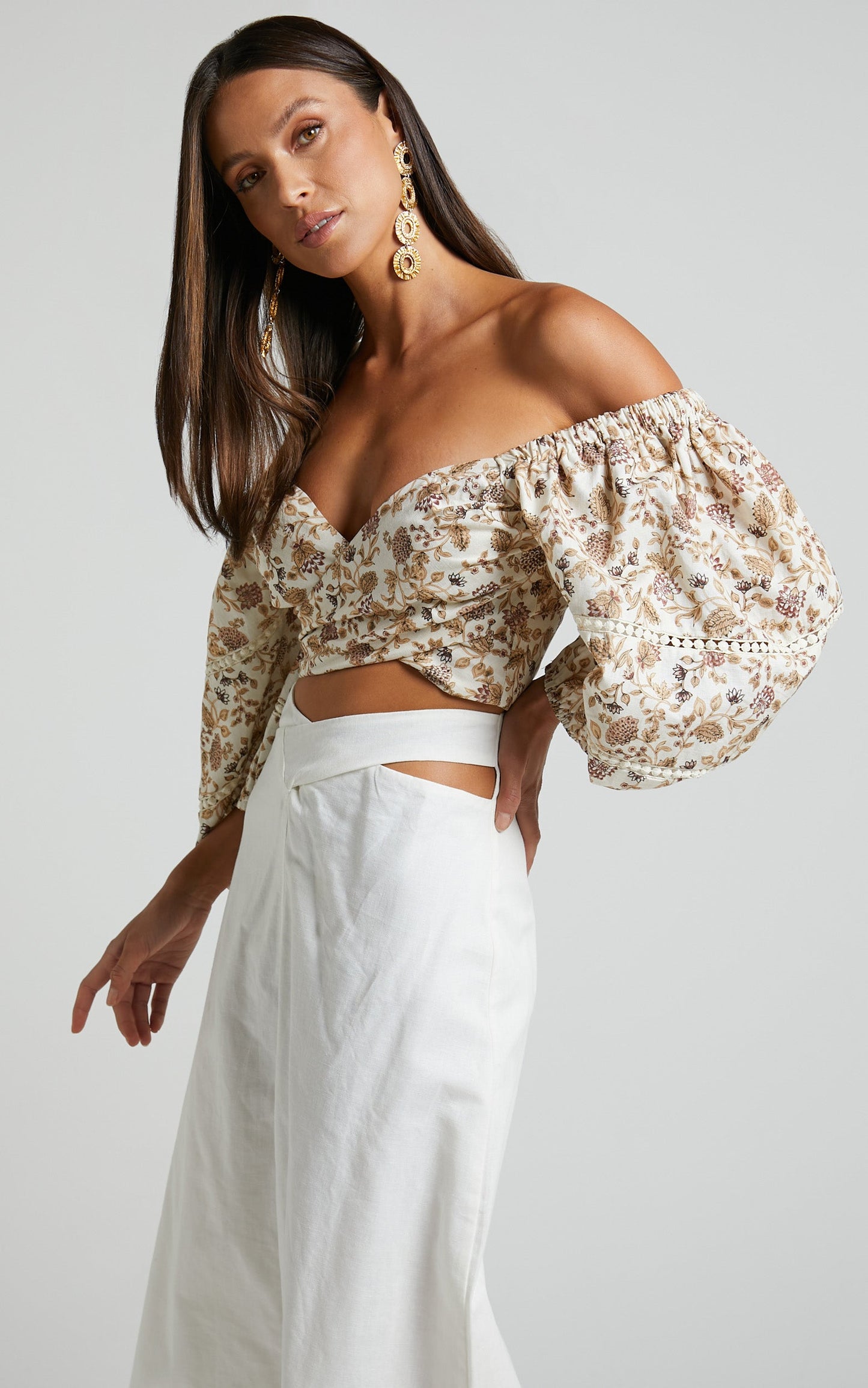 Amalie The Label - Kalida Linen Look Blend Gathered Cross Front Puff Sleeve Top in Maya Floral