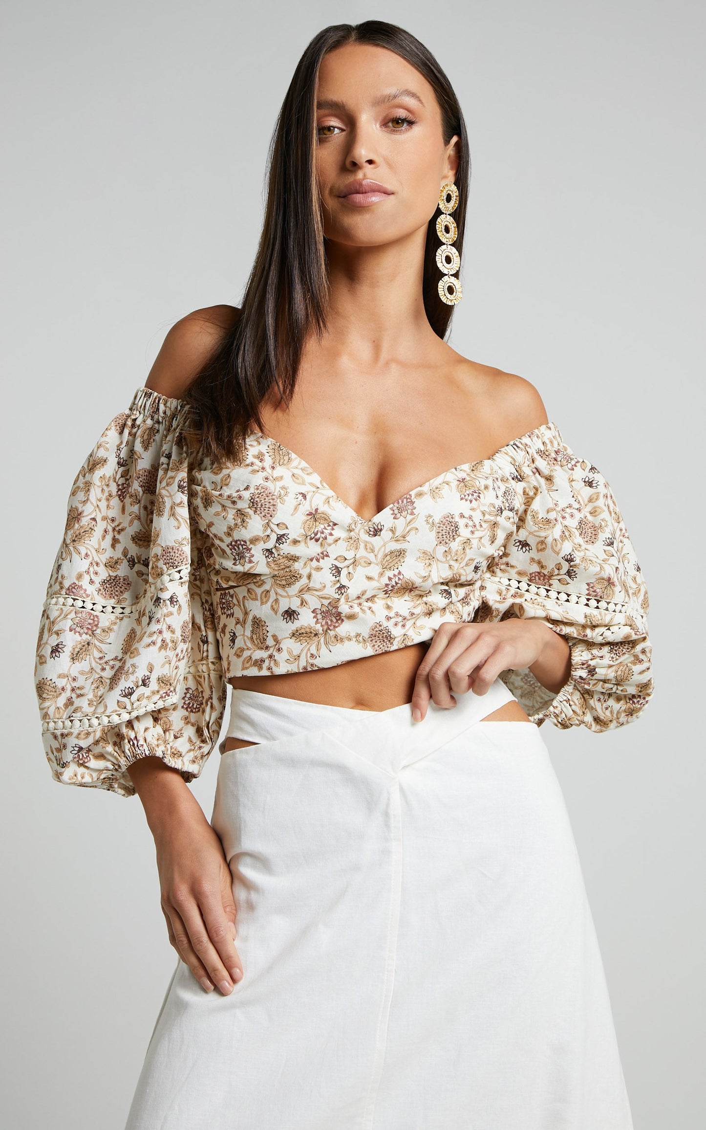 Amalie The Label - Kalida Linen Look Blend Gathered Cross Front Puff Sleeve Top in Maya Floral