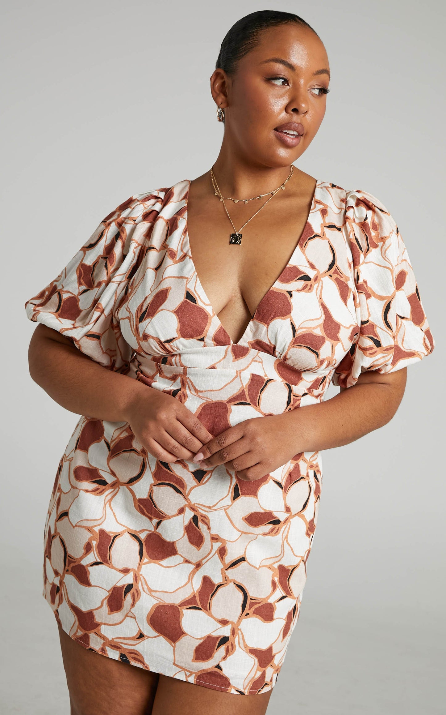Amalie The Label - Mikaelle Linen Blend Puff Sleeve Open Back Bodycon Mini Dress in Voyager Floral