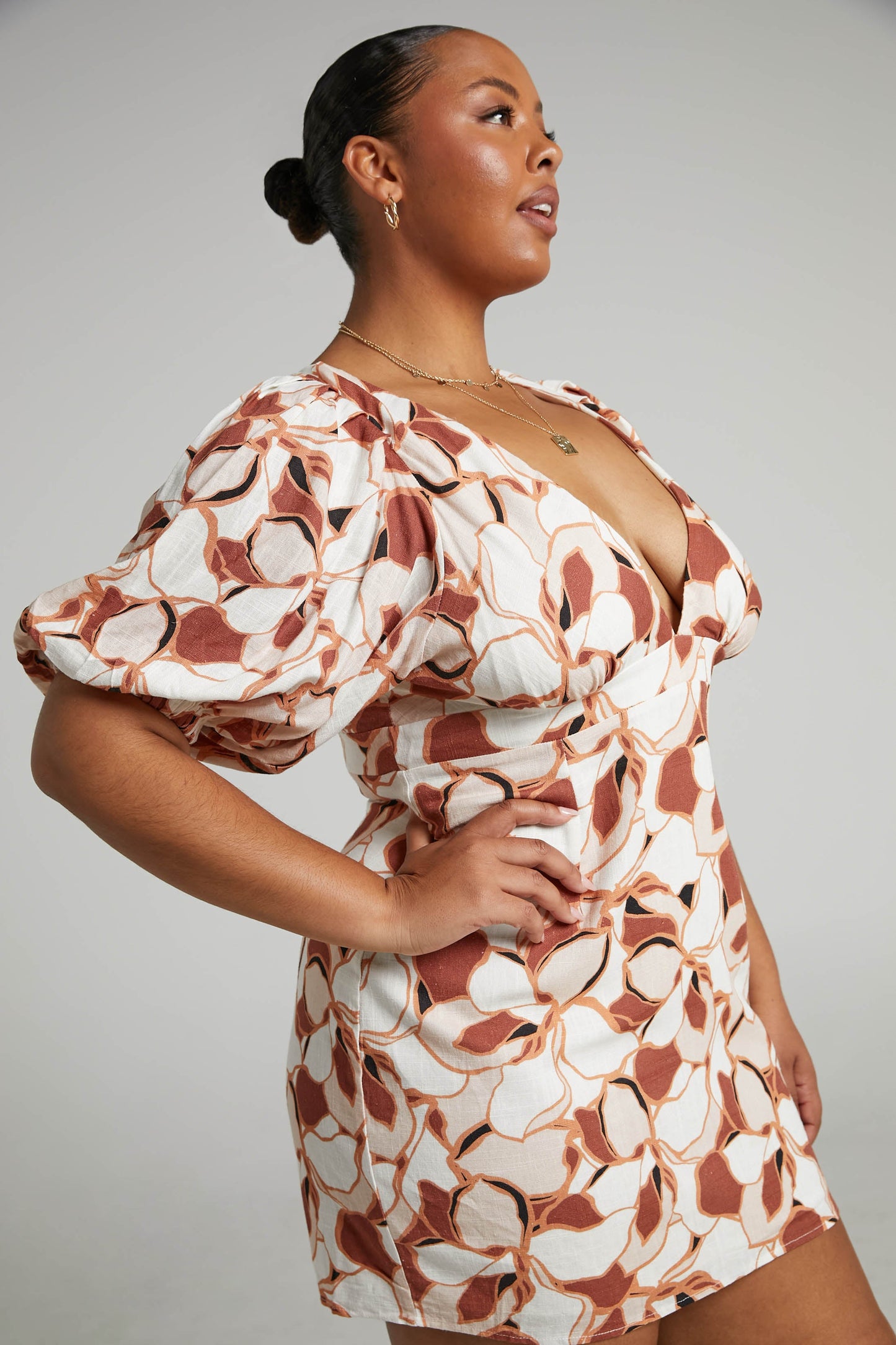 Amalie The Label - Mikaelle Linen Blend Puff Sleeve Open Back Bodycon Mini Dress in Voyager Floral