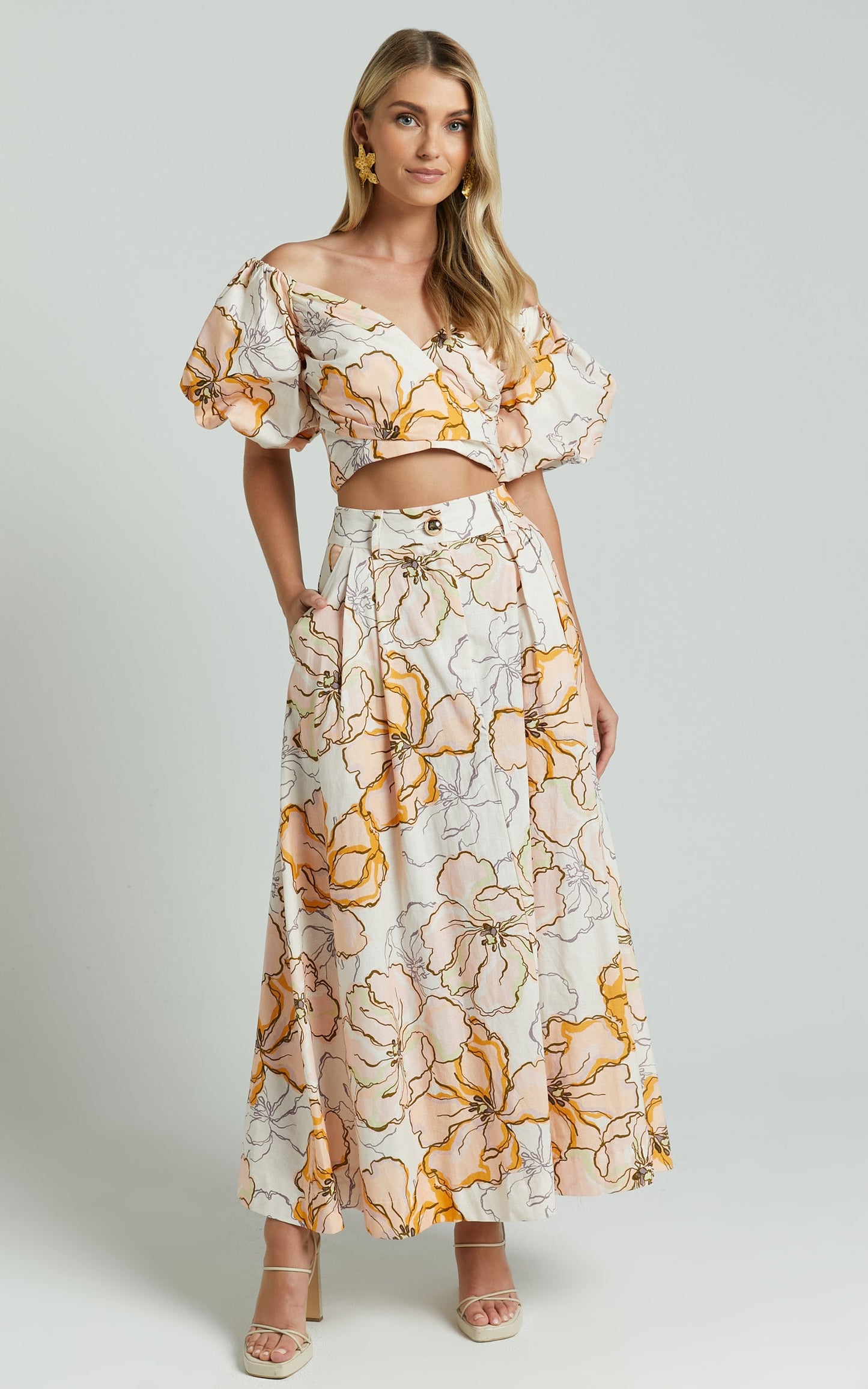 Amalie The Label - Alizee Linen Look Blend Sweetheart Short Puff Sleeve Crop Top in Maison Fleur