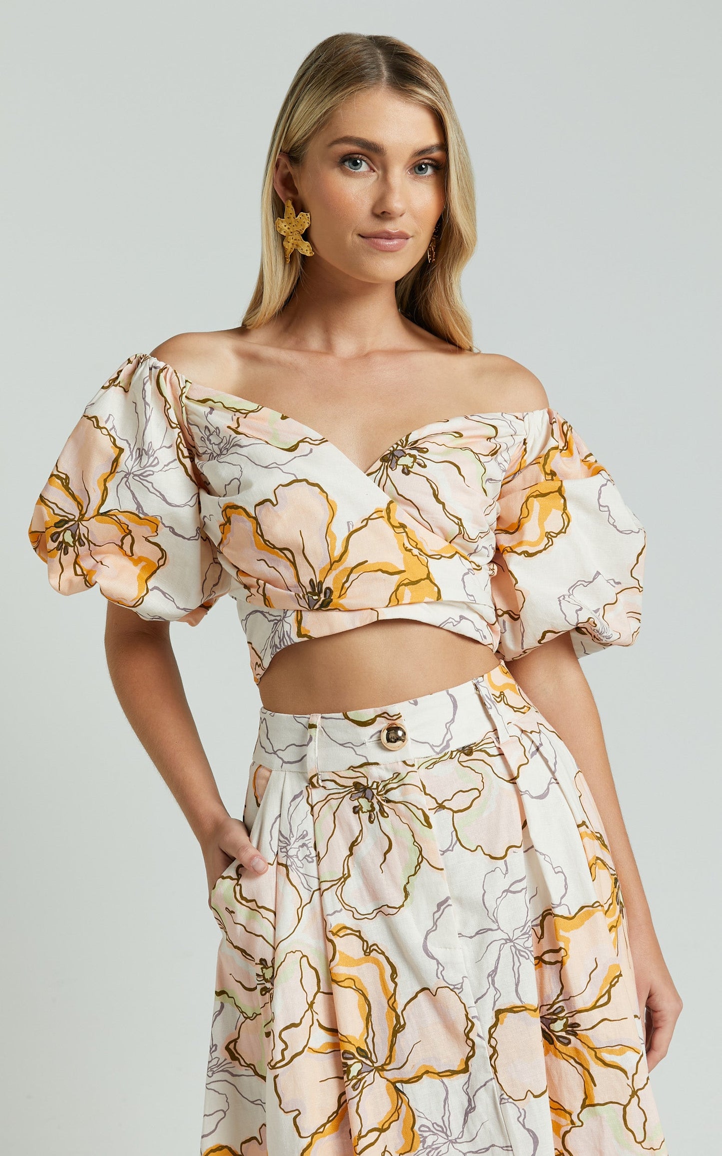 Amalie The Label - Alizee Linen Look Blend Sweetheart Short Puff Sleeve Crop Top in Maison Fleur