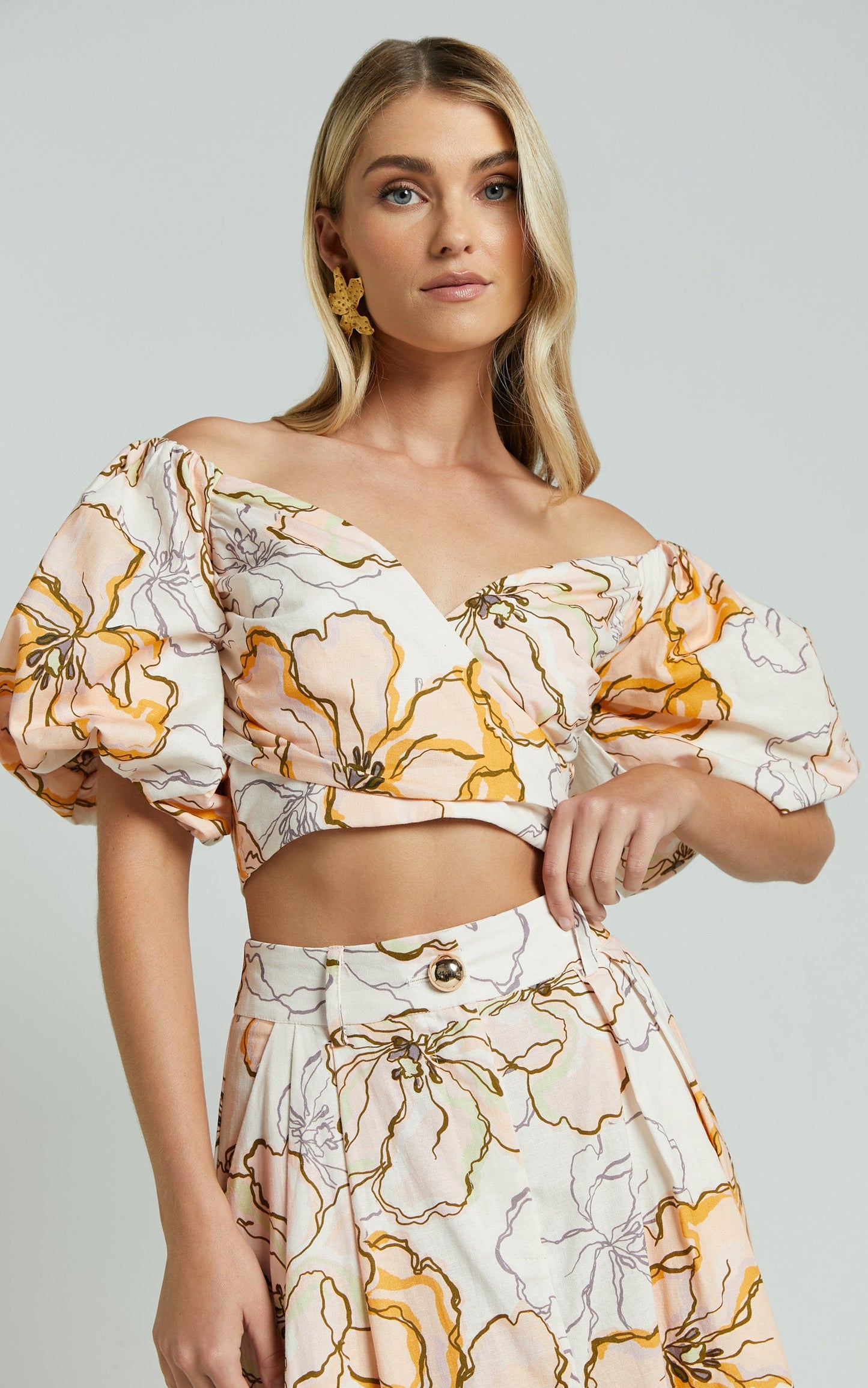 Amalie The Label - Alizee Linen Look Blend Sweetheart Short Puff Sleeve Crop Top in Maison Fleur