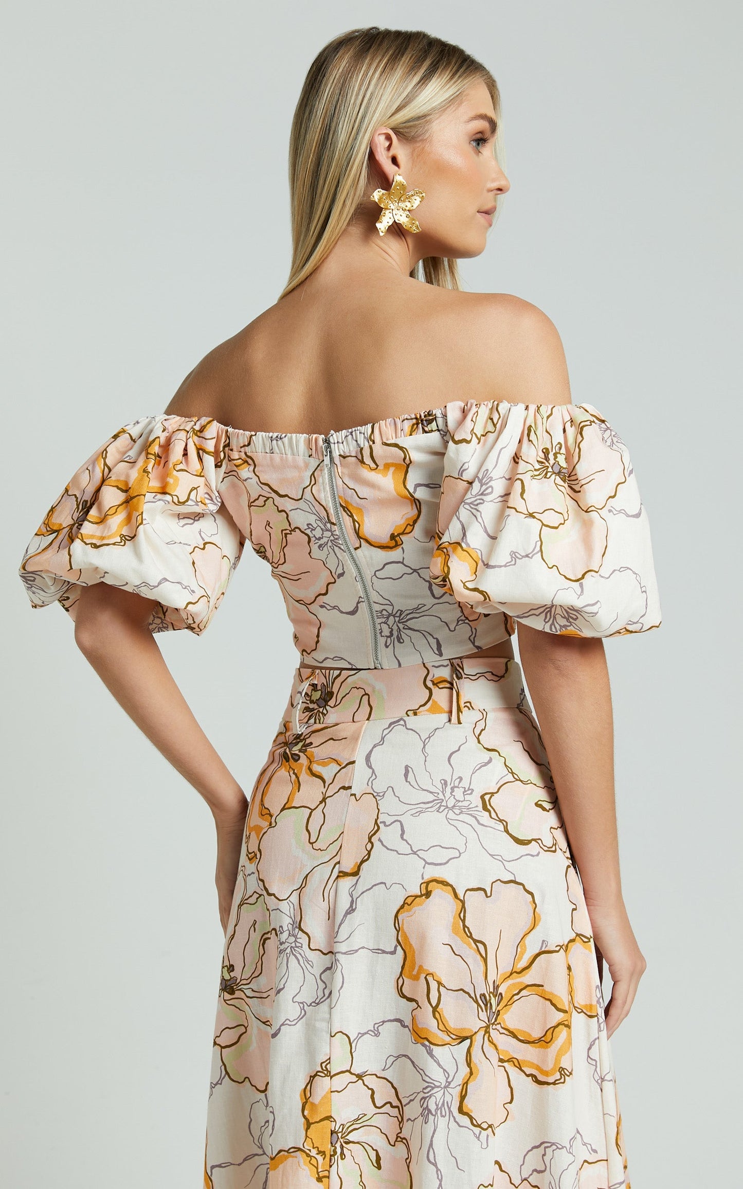 Amalie The Label - Alizee Linen Look Blend Sweetheart Short Puff Sleeve Crop Top in Maison Fleur
