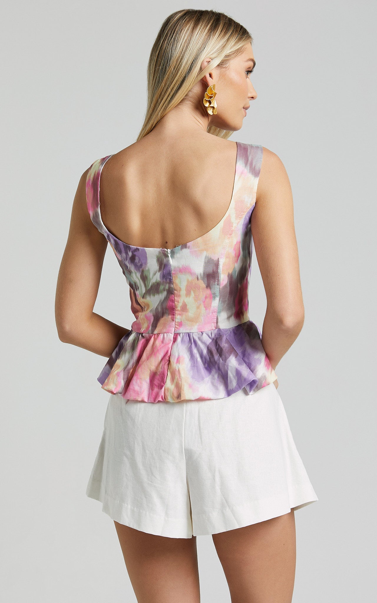 Amalie The Label - Solene Linen Look Blend Scoop Neck Fitted Peplum Top in Montreuil Print